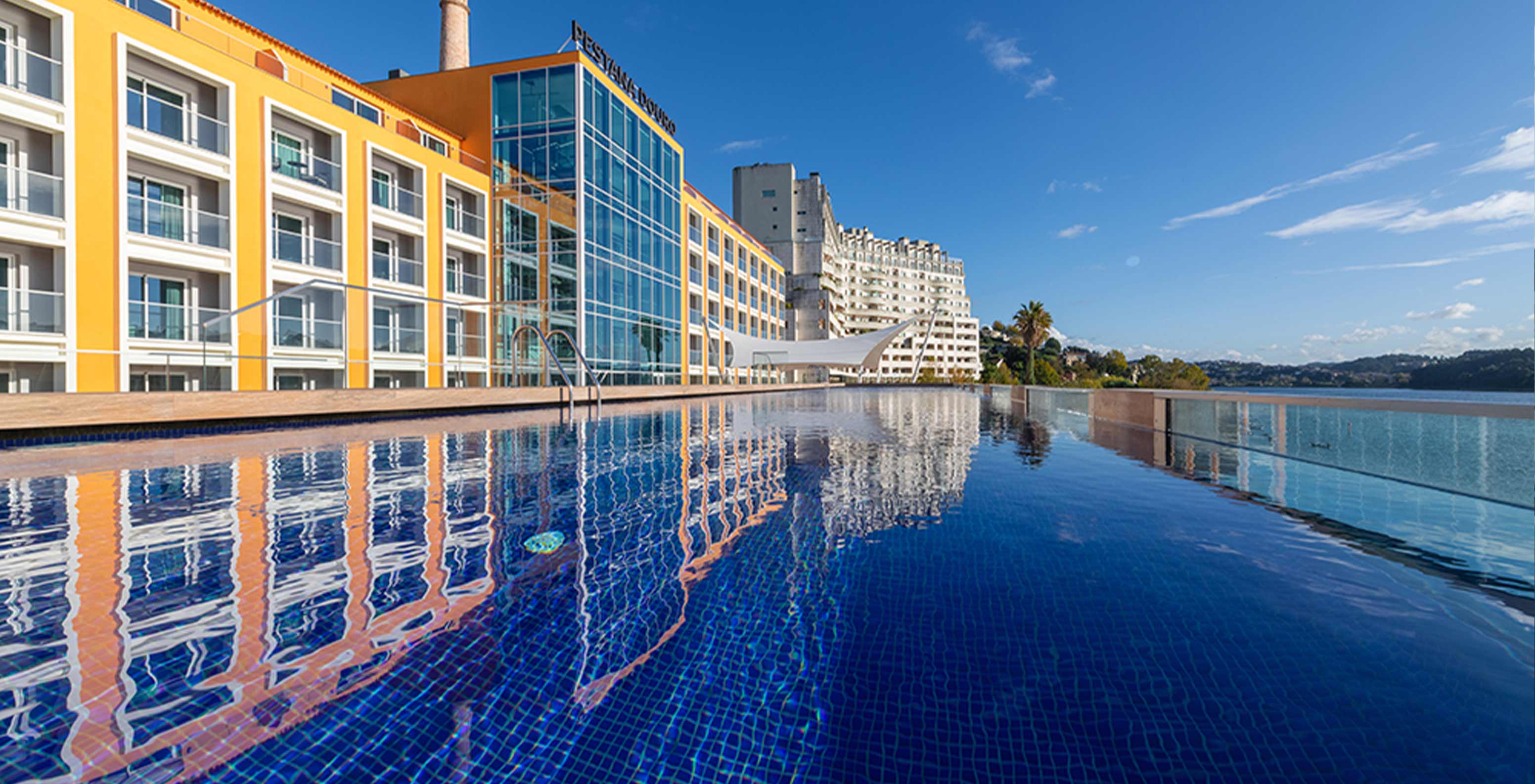 Buitenaanzicht van de gevel van Pestana Douro Riverside met zwembad aan de rivier de Douro