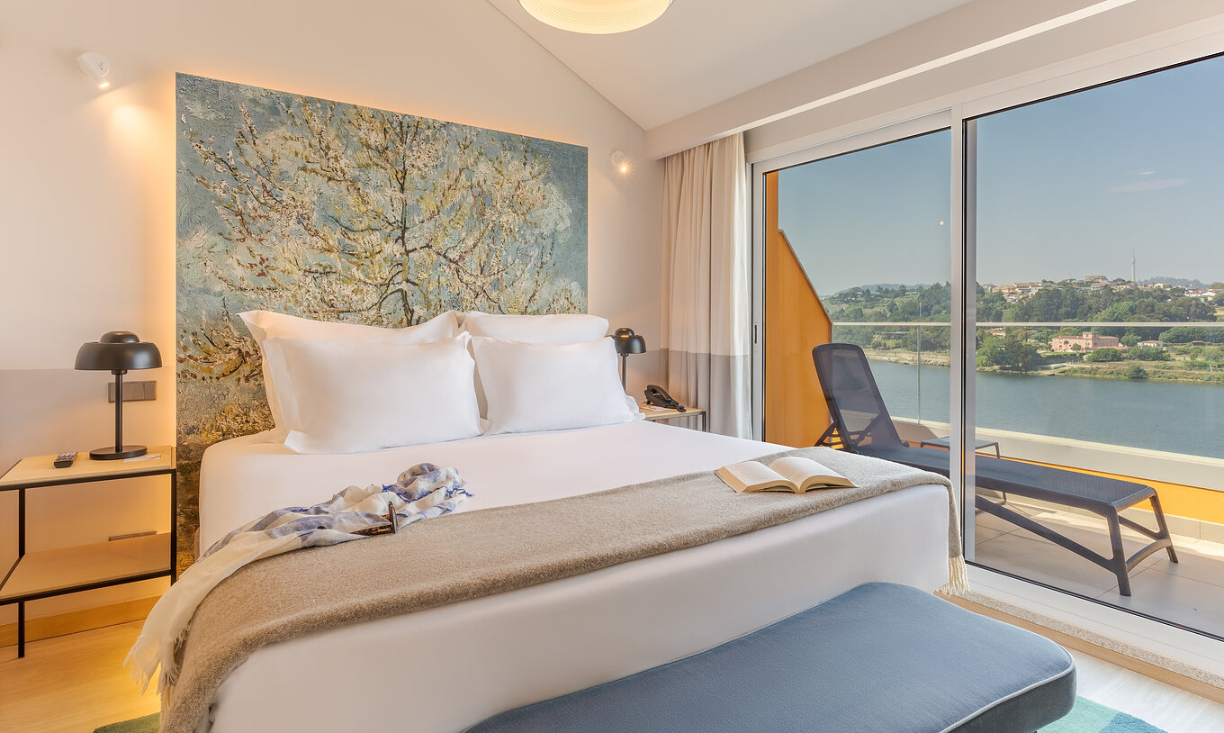 De Suite van Pestana Douro Riverside heeft een tweepersoonsbed, balkon met uitzicht, nachtkastje met lamp en telefoon