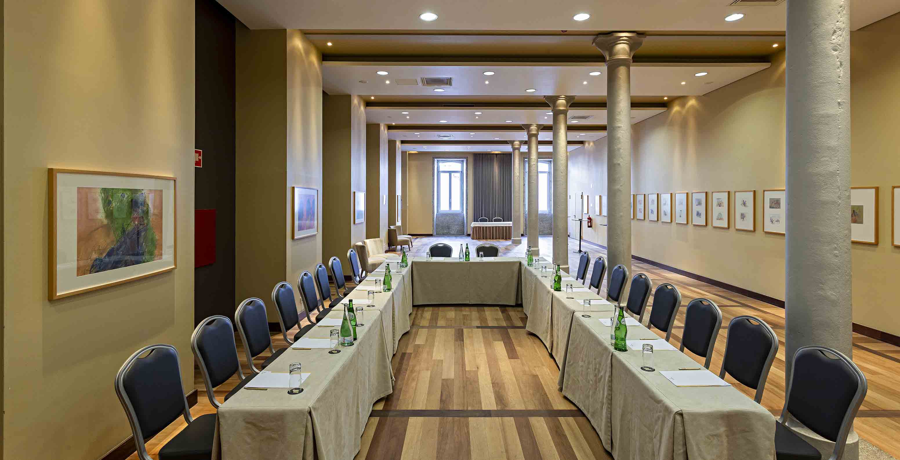 Jerónimo-zaal met één raam en verschillende pilaren bij Pestana Palácio do Freixo, historisch hotel aan de oever van de Douro