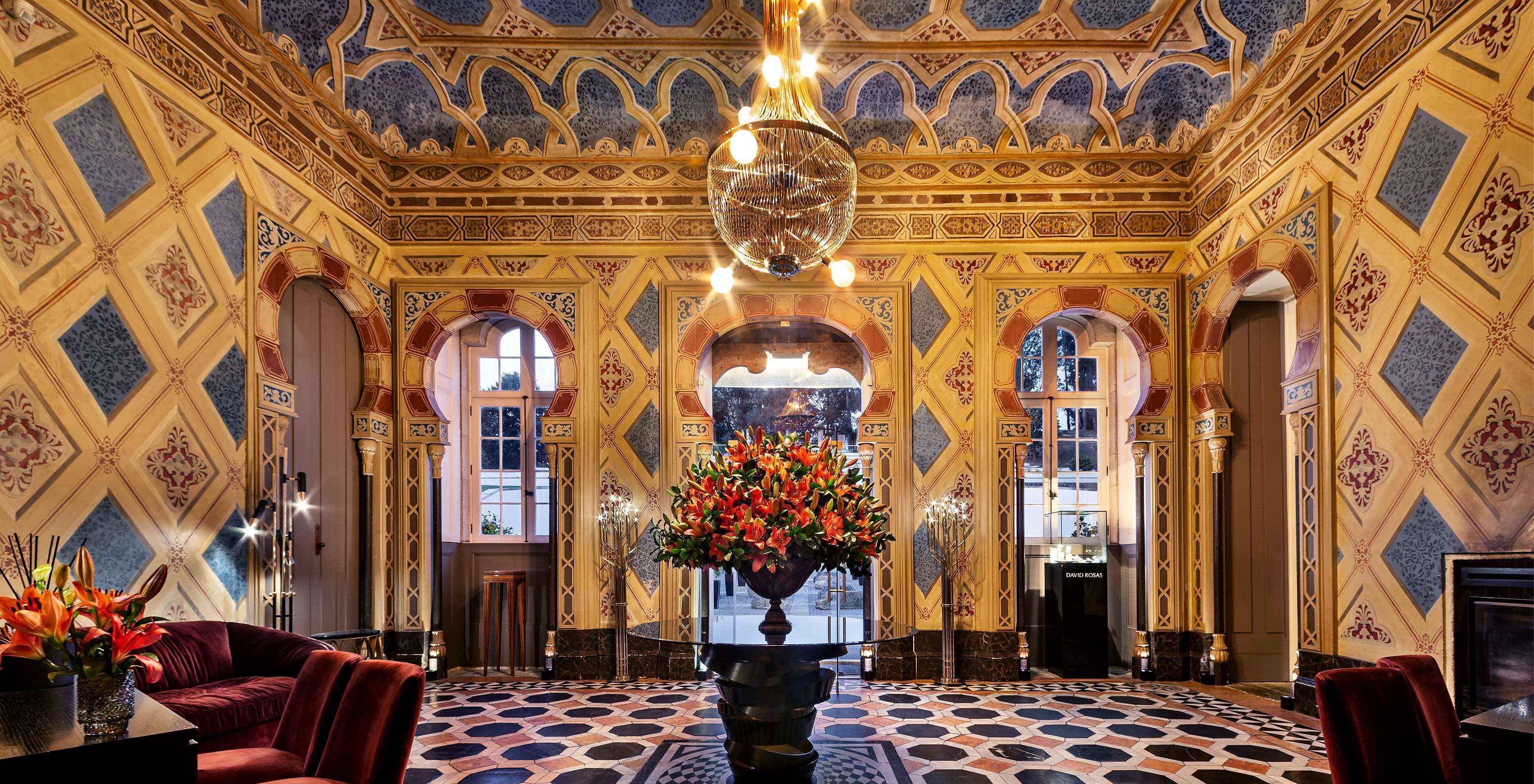 Warm en luxueus ingericht receptie van Pestana Palácio do Freixo, hotel aan de Douro met spa en zwembad