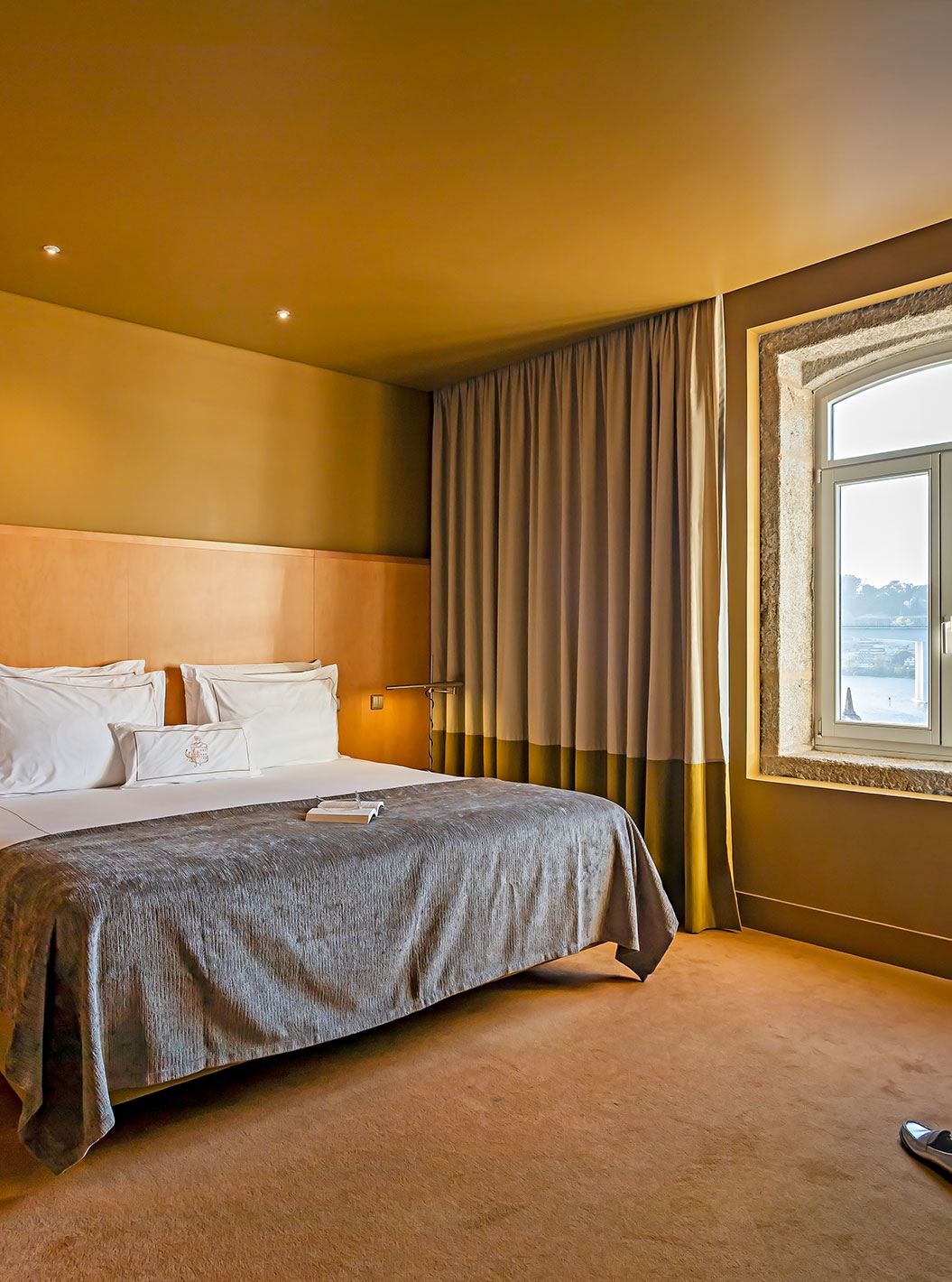 De Executive heeft een tweepersoonsbed met een raam met uitzicht op de rivier de Douro