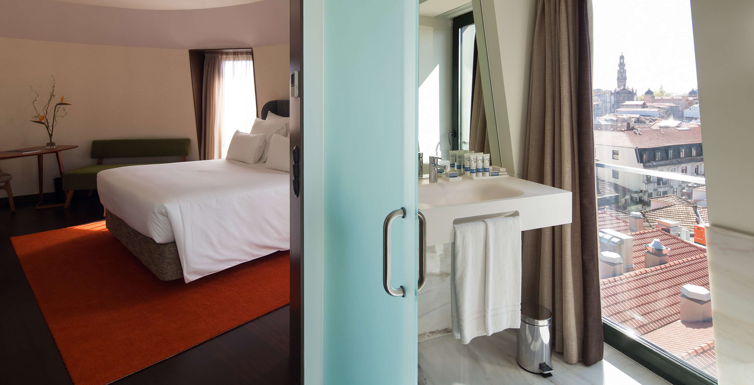 De Deluxe Superior Grand View van Pestana Porto - A Brasileira is een ruime kamer met een prachtig uitzicht over de stad