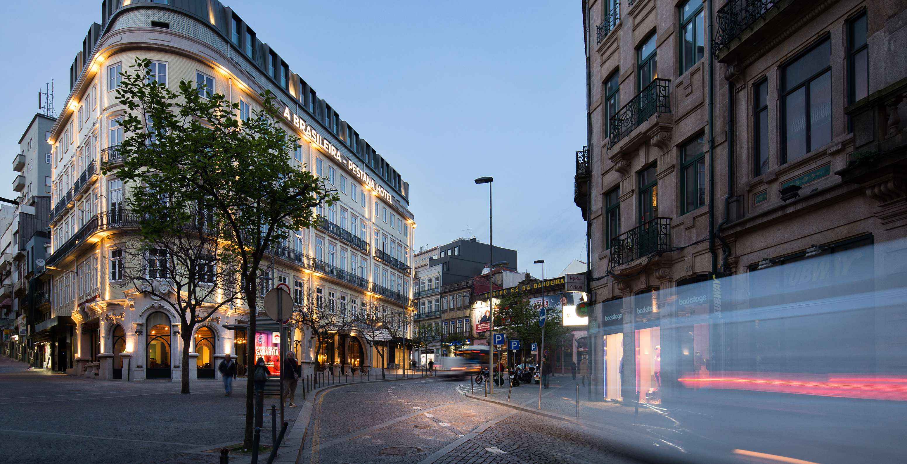 Toegangstraat tot Pestana Porto A Brasileira, een hotel in het centrum van de stad Porto in het noorden van Portugal