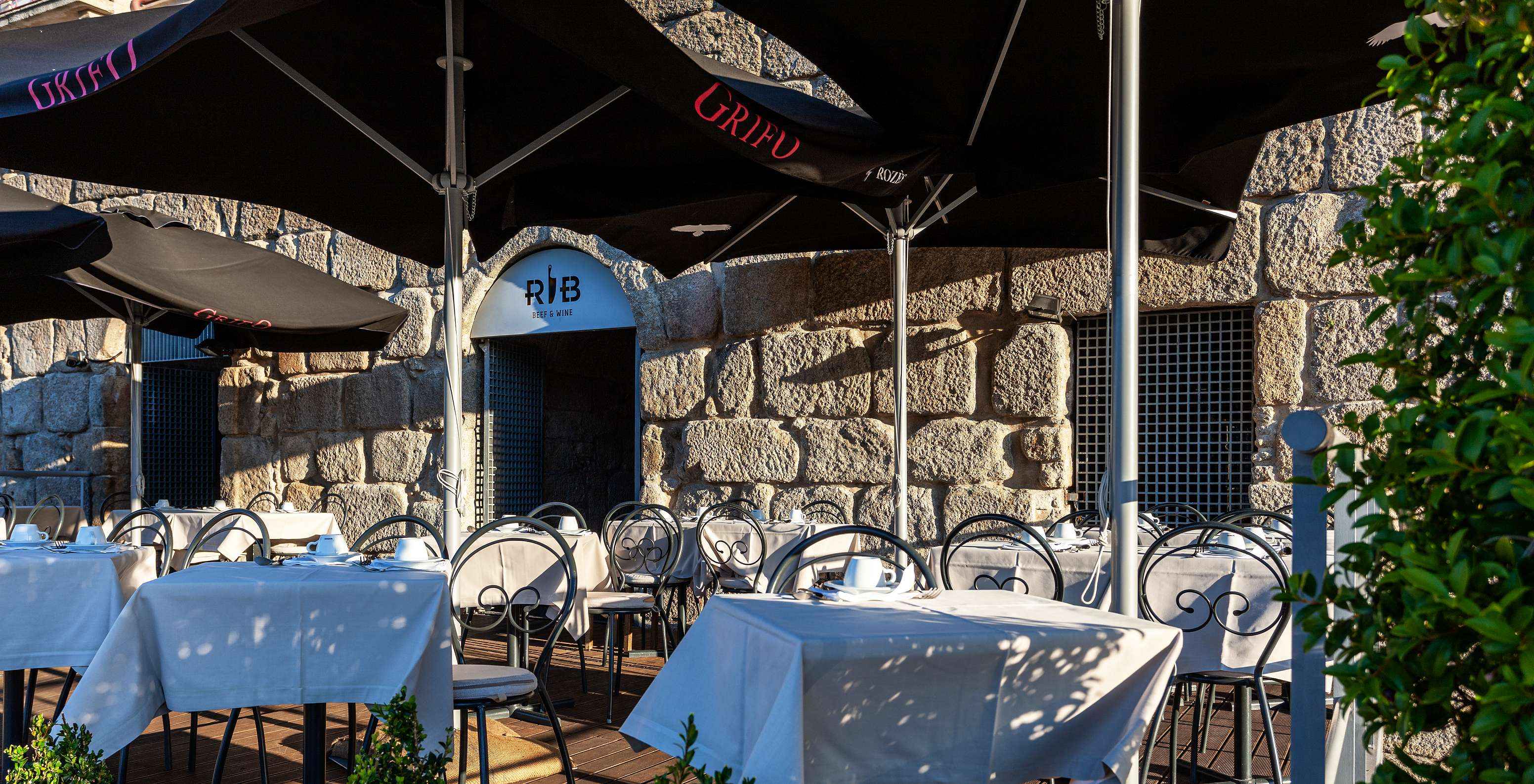Buiten terras van het restaurant van Pestana Vintage Porto, een Hotel op Praça da Ribeira, Porto