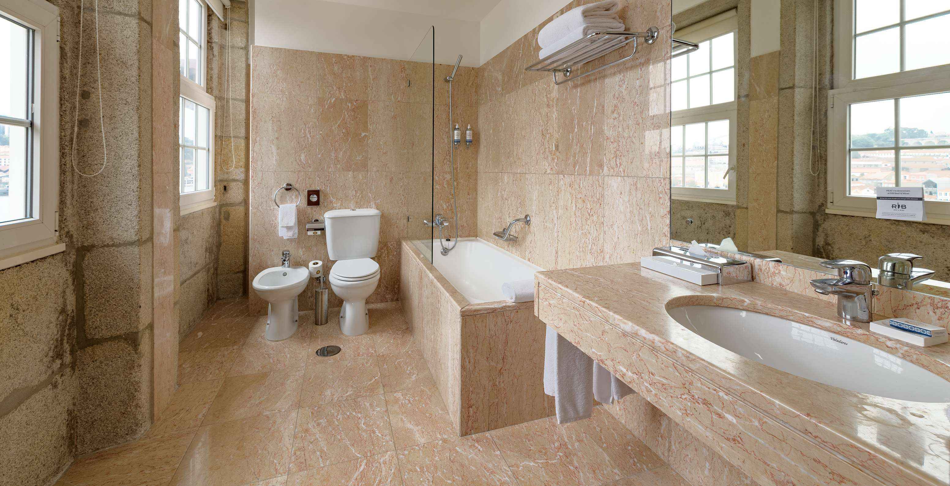 De Vintage Grand View van Pestana Vintage Porto heeft een ruime badkamer met bad, toilet, wastafel en bidet