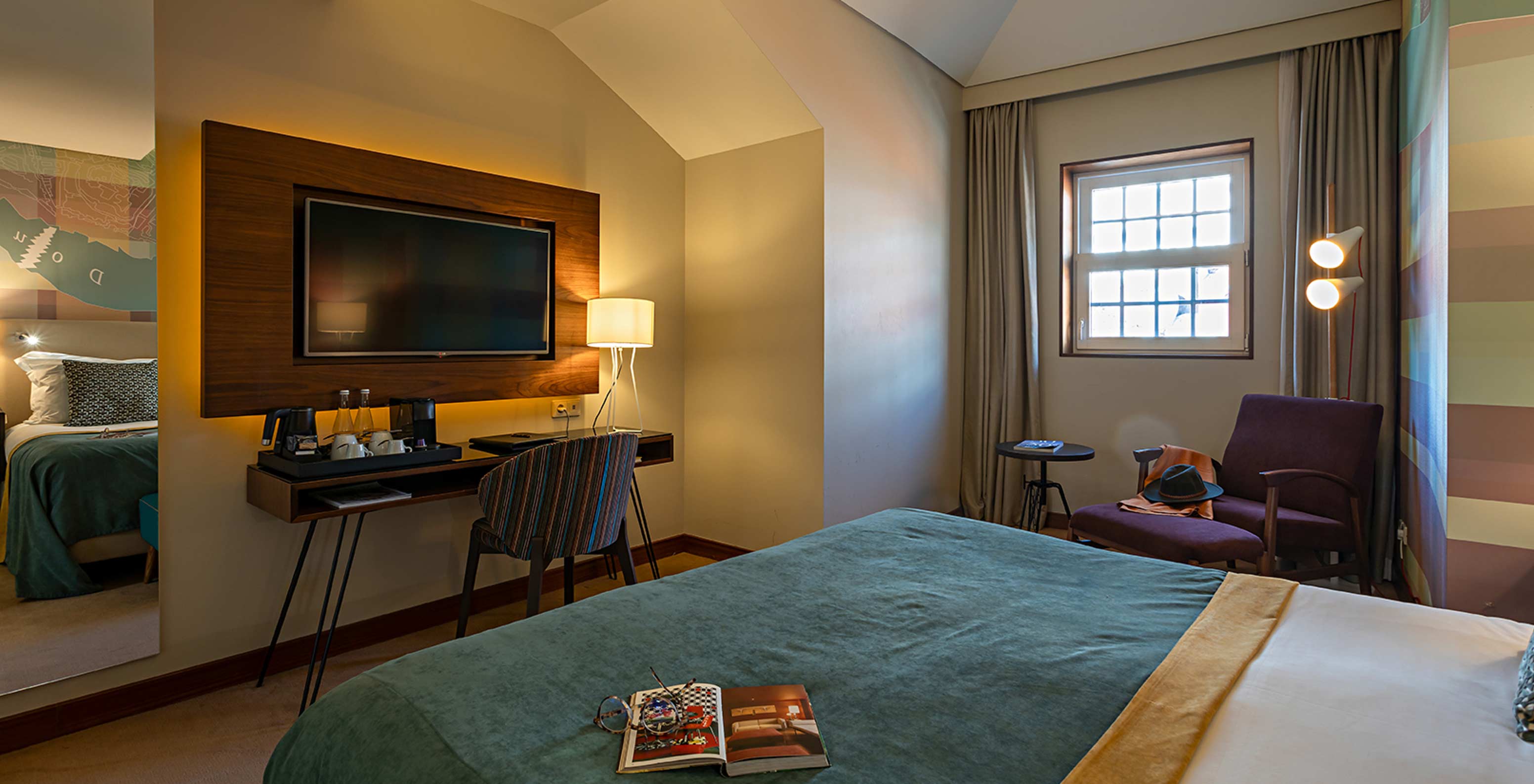 De Classic van het Pestana Vintage Porto heeft een televisie tegenover het bed, een raam met uitzicht en een spiegel