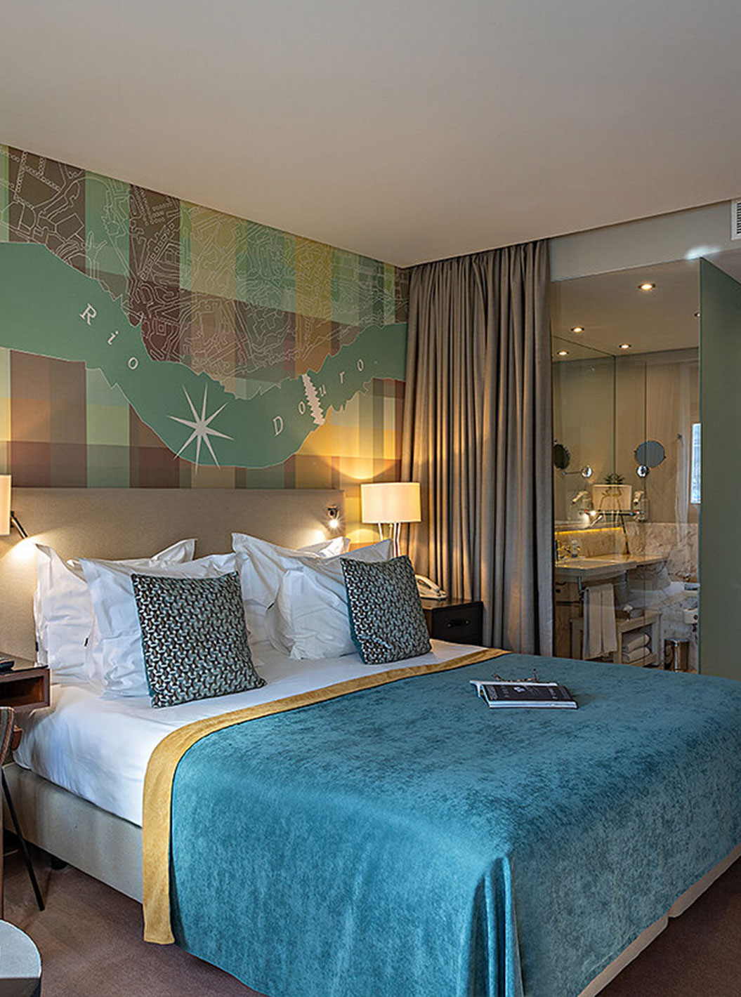 De Vintage Front View van het Pestana Vintage Porto heeft een tweepersoonsbed en een bureau met een theeservice