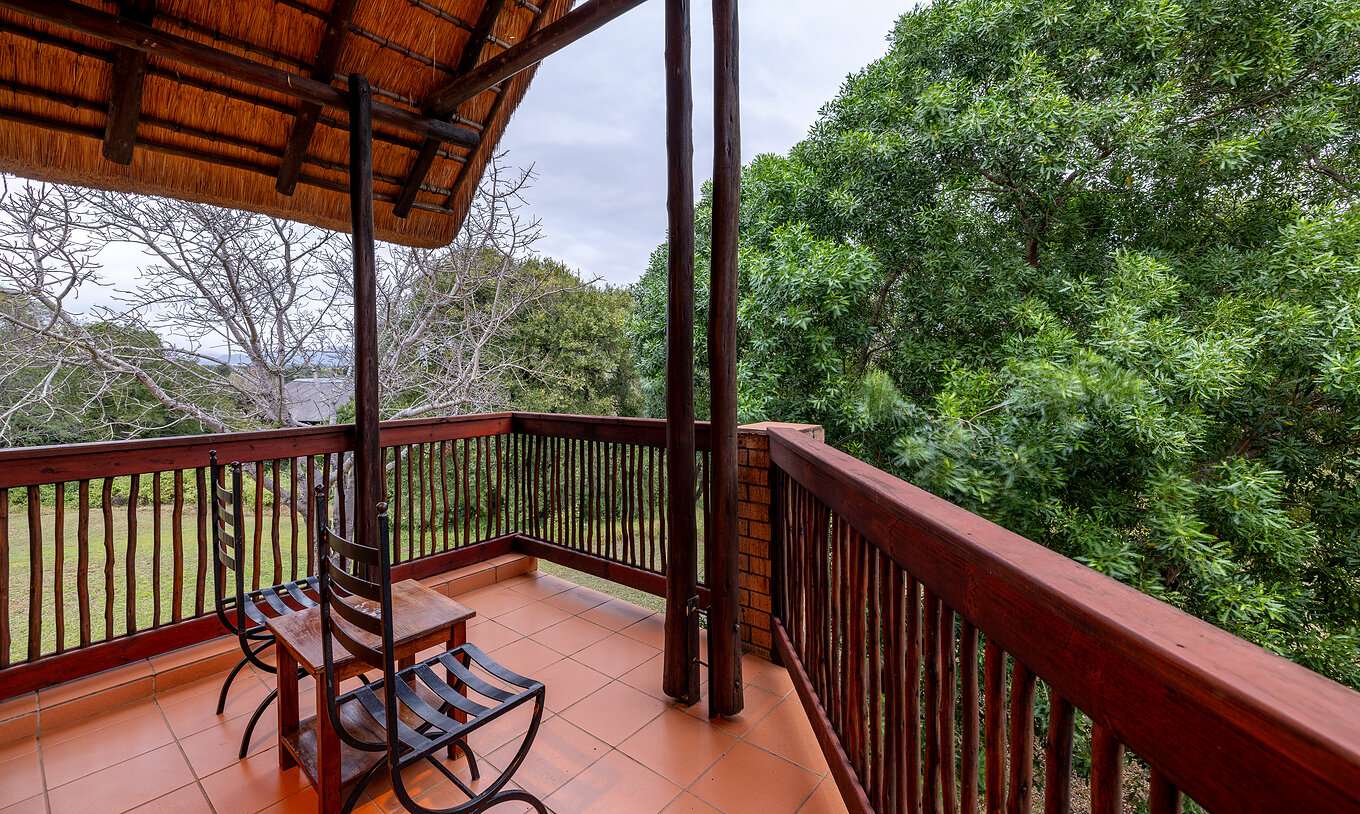 De Klassieke Kamer Van Pestana Kruger Lodge Heeft Een Balkon Met Houten Reling En Uitzicht Op De Tuin