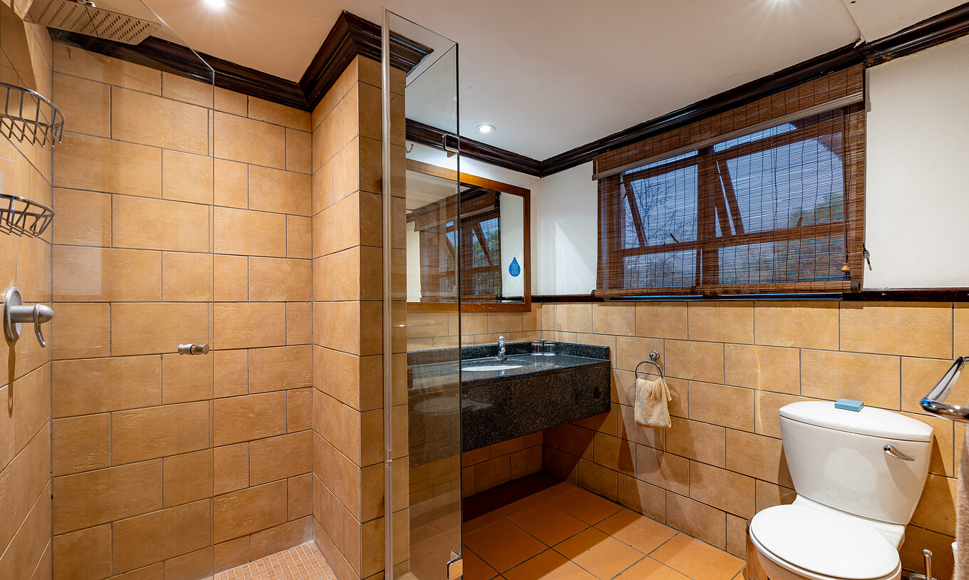 De Standaard Kamer Van Pestana Kruger Lodge Heeft Een Badkamer Met Douche Wastafel Met Spiegel Toilet En Raam