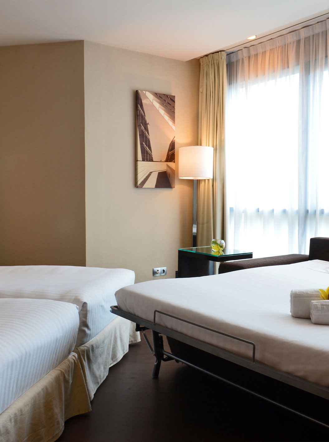 Superior Familie kamer van Pestana Arena Barcelona heeft mogelijkheid voor drie bedden, derde is slaapbank