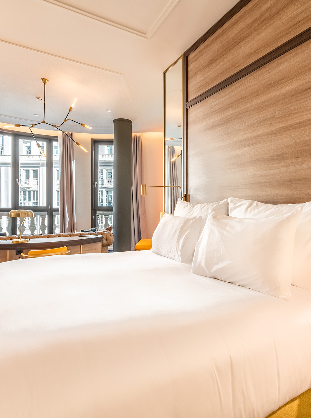 De Amazing CR7 van Pestana CR7 Gran Vía Madrid heeft een tweepersoonsbed, bank en grote panoramische ramen naar de Gran Vía