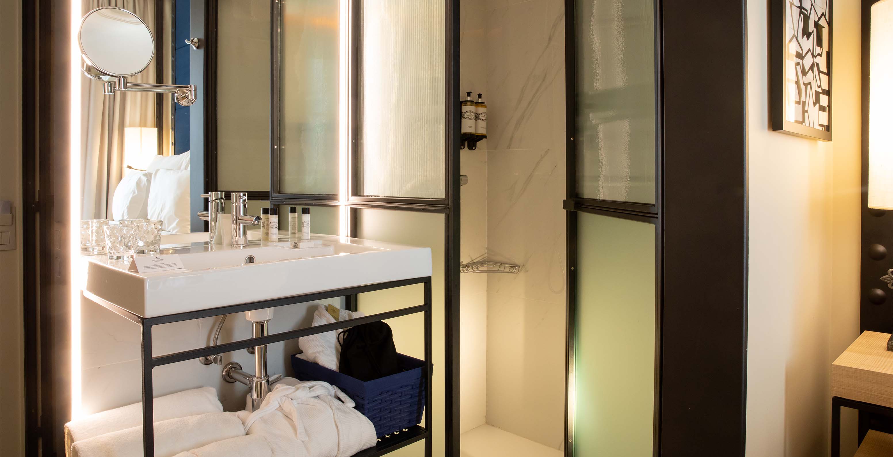 De Klassieke kamer van Pestana Collection Plaza Mayor heeft een badkamer met wastafel, spiegel, douche, handdoeken en amenities
