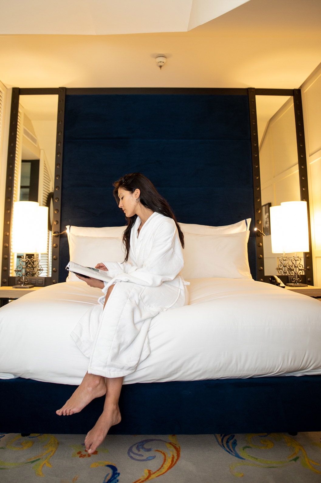 Superior kamer in Pestana Collection Plaza Mayor met bed twee nachtkastjes en twee spiegels