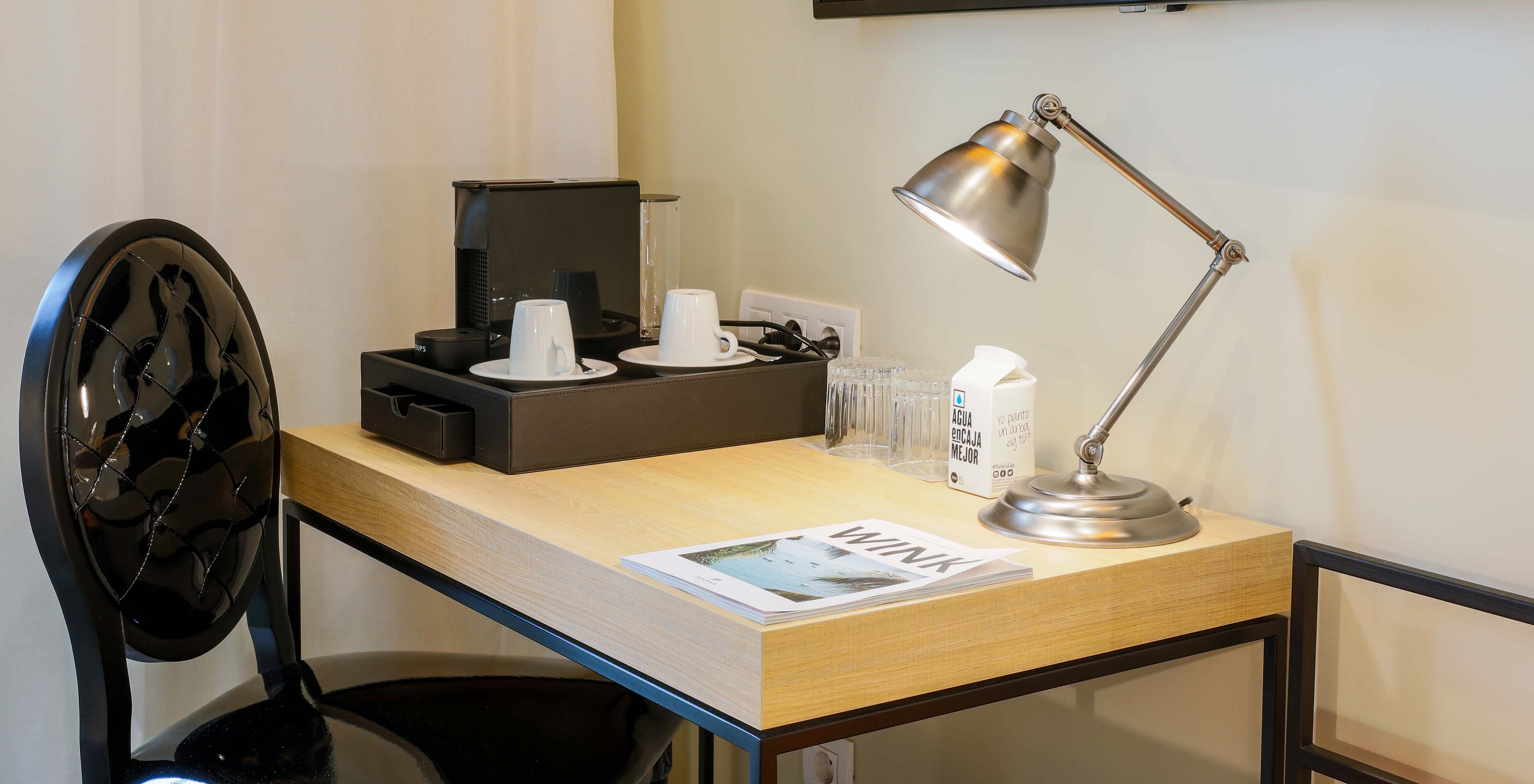 De klassieke kamer in Pestana Collection Plaza Mayor heeft een bureau, met een Nespresso-koffiemachine, een lamp en een zwarte stoel