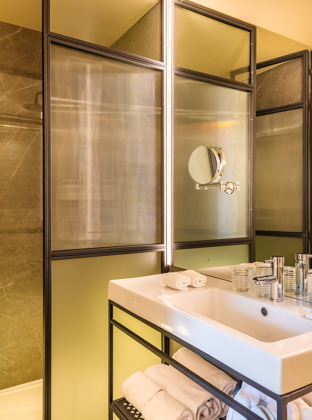 De Superior Plaza Mayor van Pestana Plaza Mayor Madrid heeft badkamer met douche, wastafel, spiegels