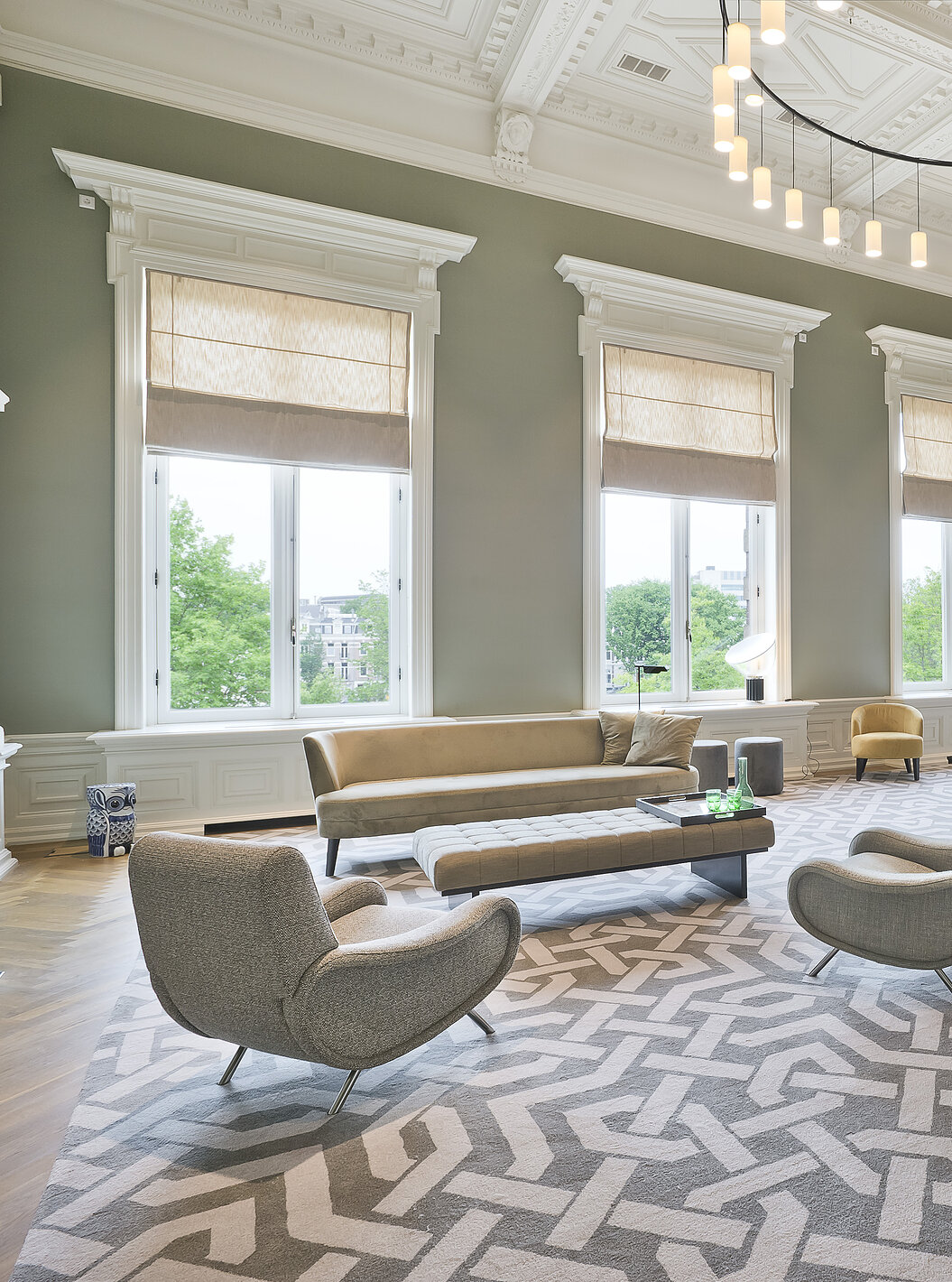 Presidencial Suite - River View van Pestana Amsterdam Riverside heeft grote woonkamer met bank en stoelen en tafel