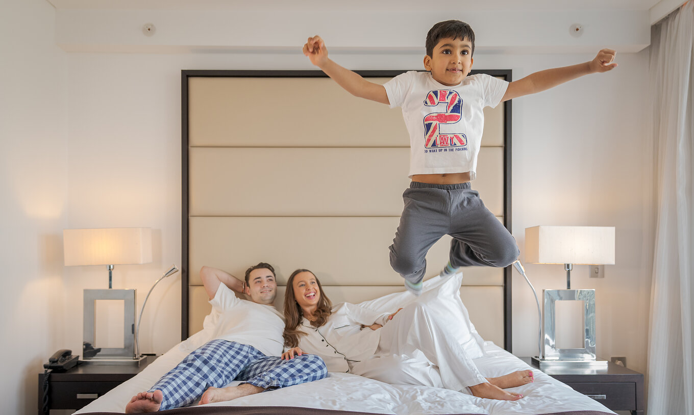 De Deluxe Family van Pestana Chelsea Bridge heeft een tweepersoonsbed met liggende familie en springend kind