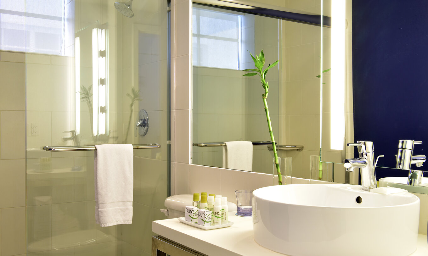 De Klassieke tweepersoonsbedden - Voor mensen met beperkte mobiliteit Van Pestana Miami South Beach Heeft Wastafel Spiegel Douche En Toilet