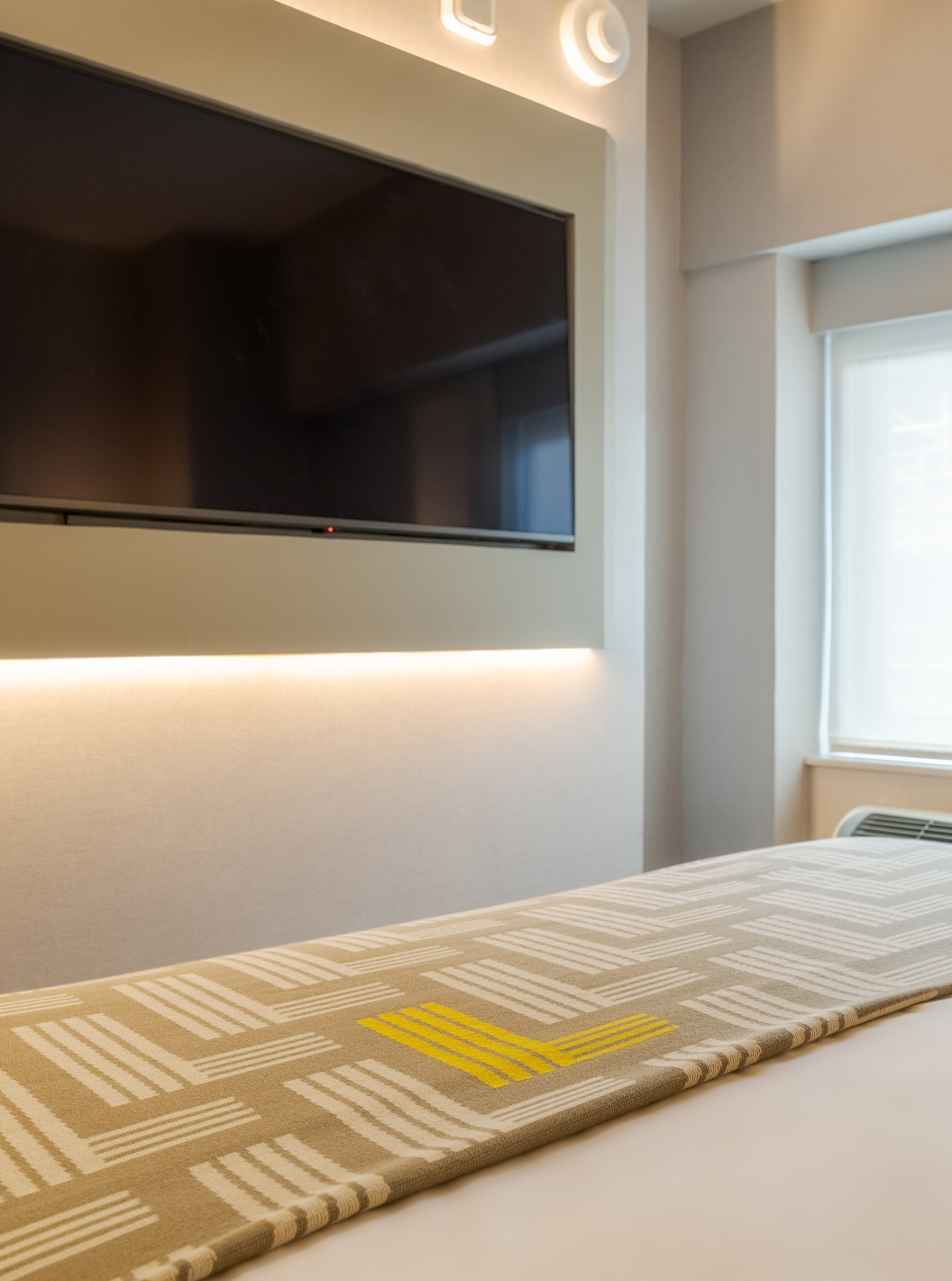 De Comfort Room van Pestana CR7 Times Square heeft een tweepersoonsbed met een dekbed met het nummer zeven, een tv en een raam