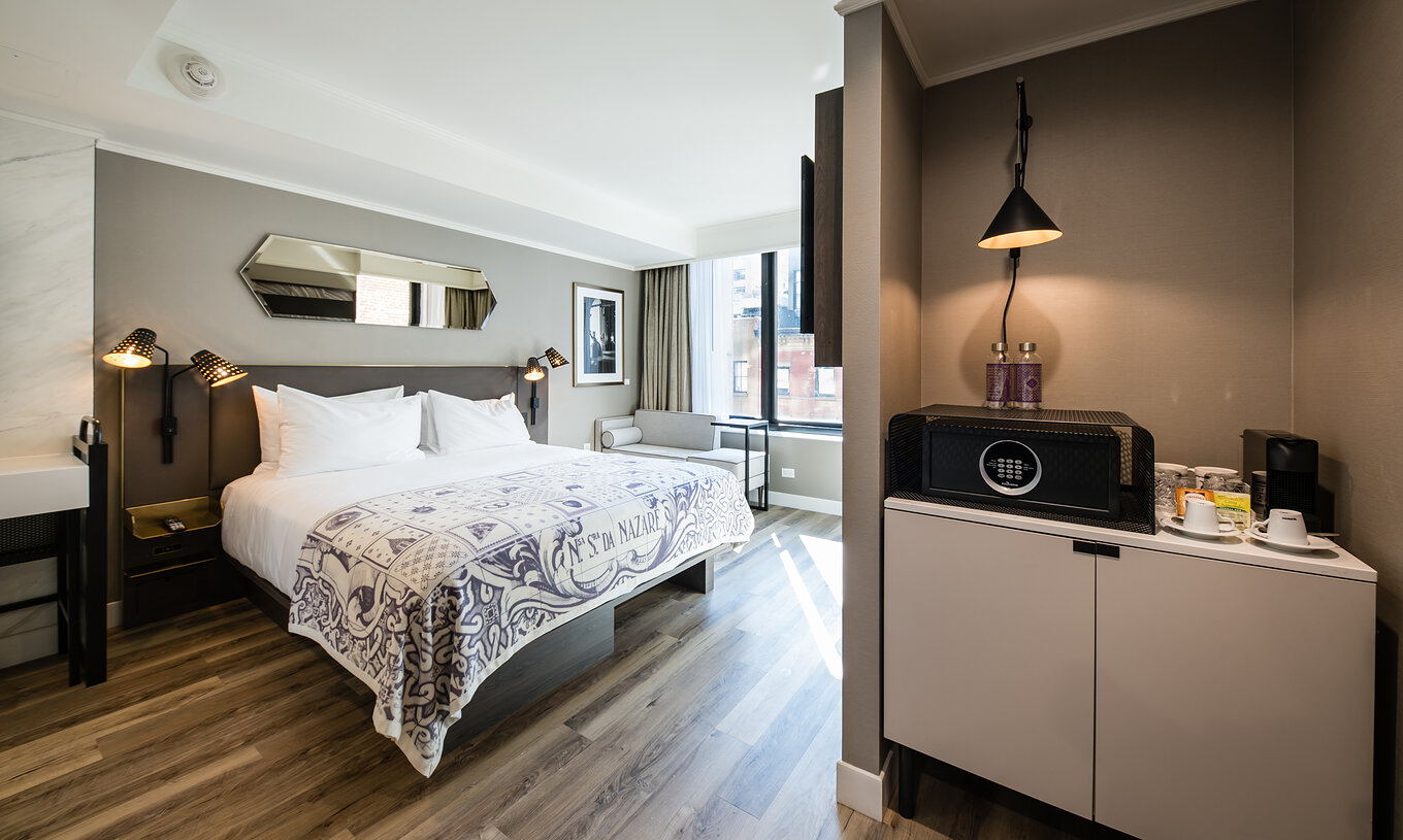 De Superior kamer van Pestana Park Avenue heeft een tweepersoonsbed, kluis, koffiezetapparaat en flessenwater