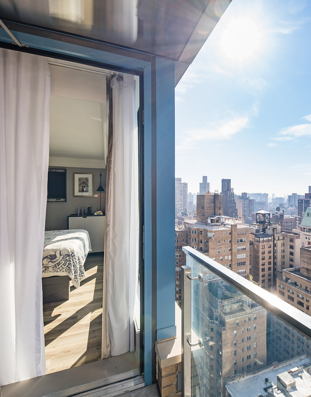 Balkonzicht kamer Pestana Park Avenue op Manhattan op een heldere dag