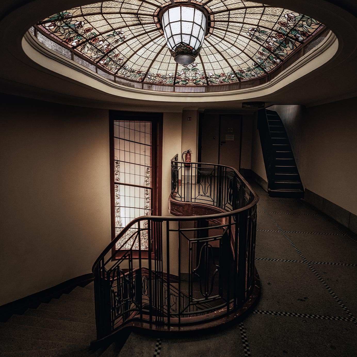 Fique num hotel Pestana na cidade de Bruxelas, na Bélgica, e visite o museu Magritte, um museu real surrealista
