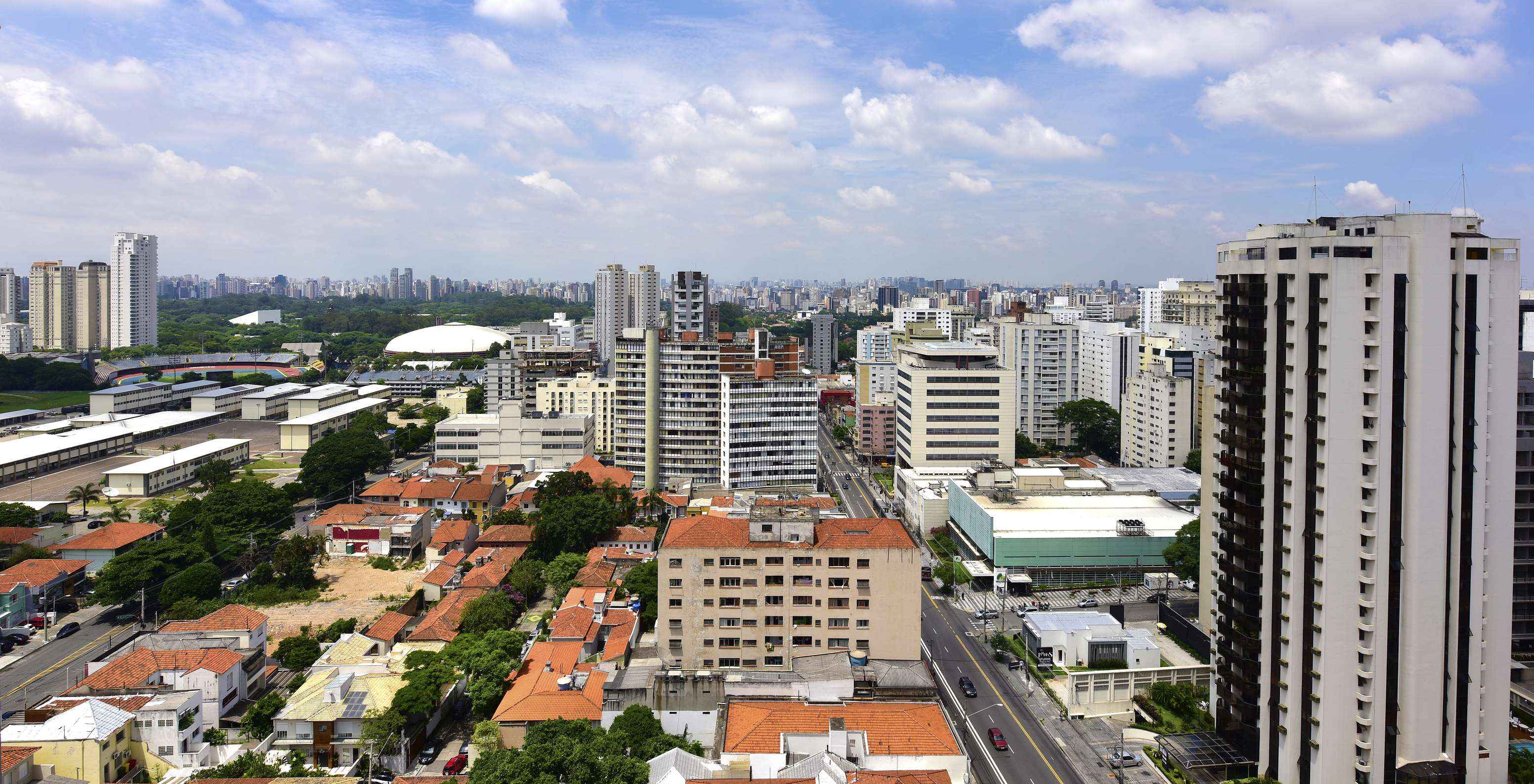 Vista panorâmica de São Paulo, com arranha-céus e ruas movimentadas e carros e pessoas, que reflete a energia da cidade