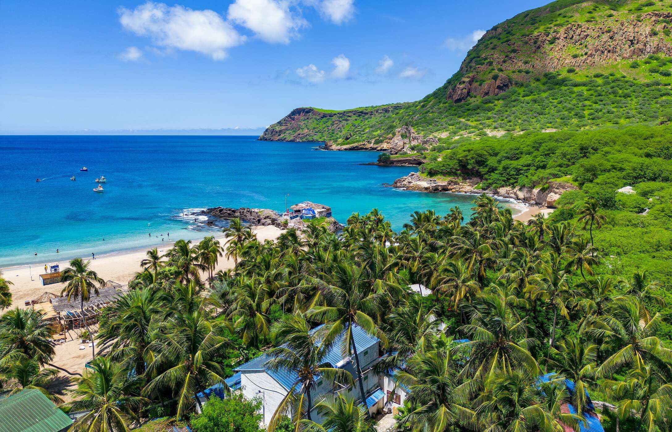 A Praia de Tarrafal, com suas palmeiras e águas cristalinas, é um destino imperdível em Cabo Verde