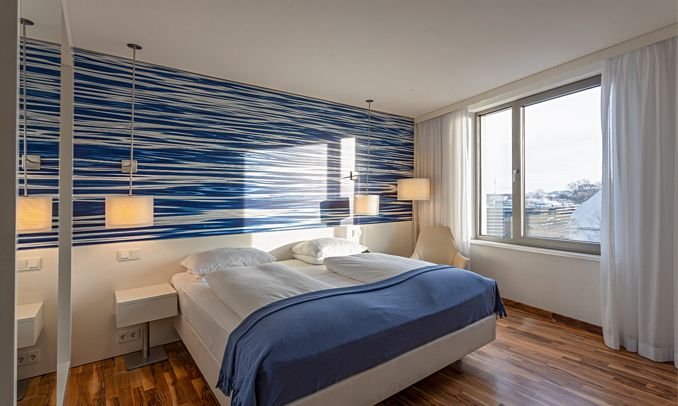 O quarto Deluxe Piso Superior do Pestana Berlin Tiergarten conta com cama de casal e uma janela com vista para a cidade