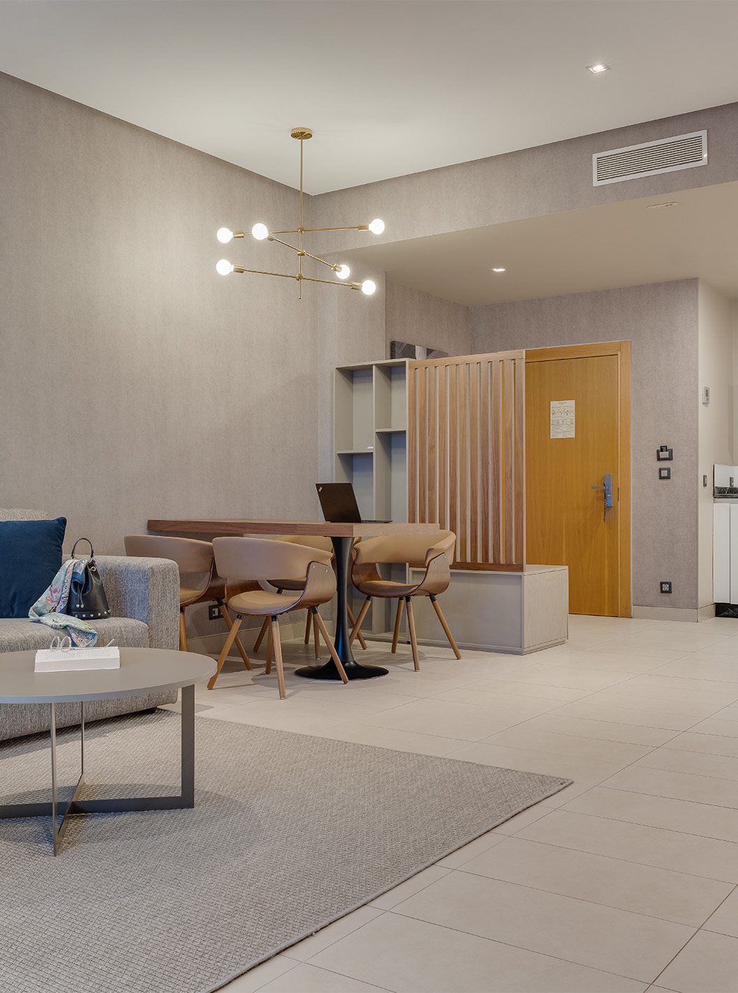 A Suite Familiar Premium Superior do Pestana Casablanca tem uma sala espaçosa com sofá, tv e kitchenette