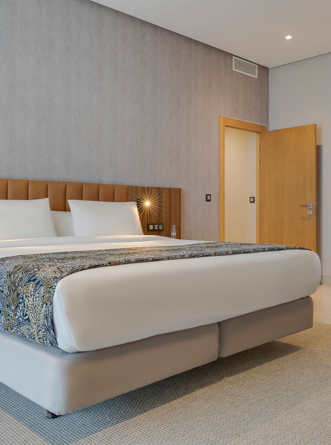A Suite Familiar do Pestana Casablanca tem um quarto amplo com cama de casal e uma decoração moderna