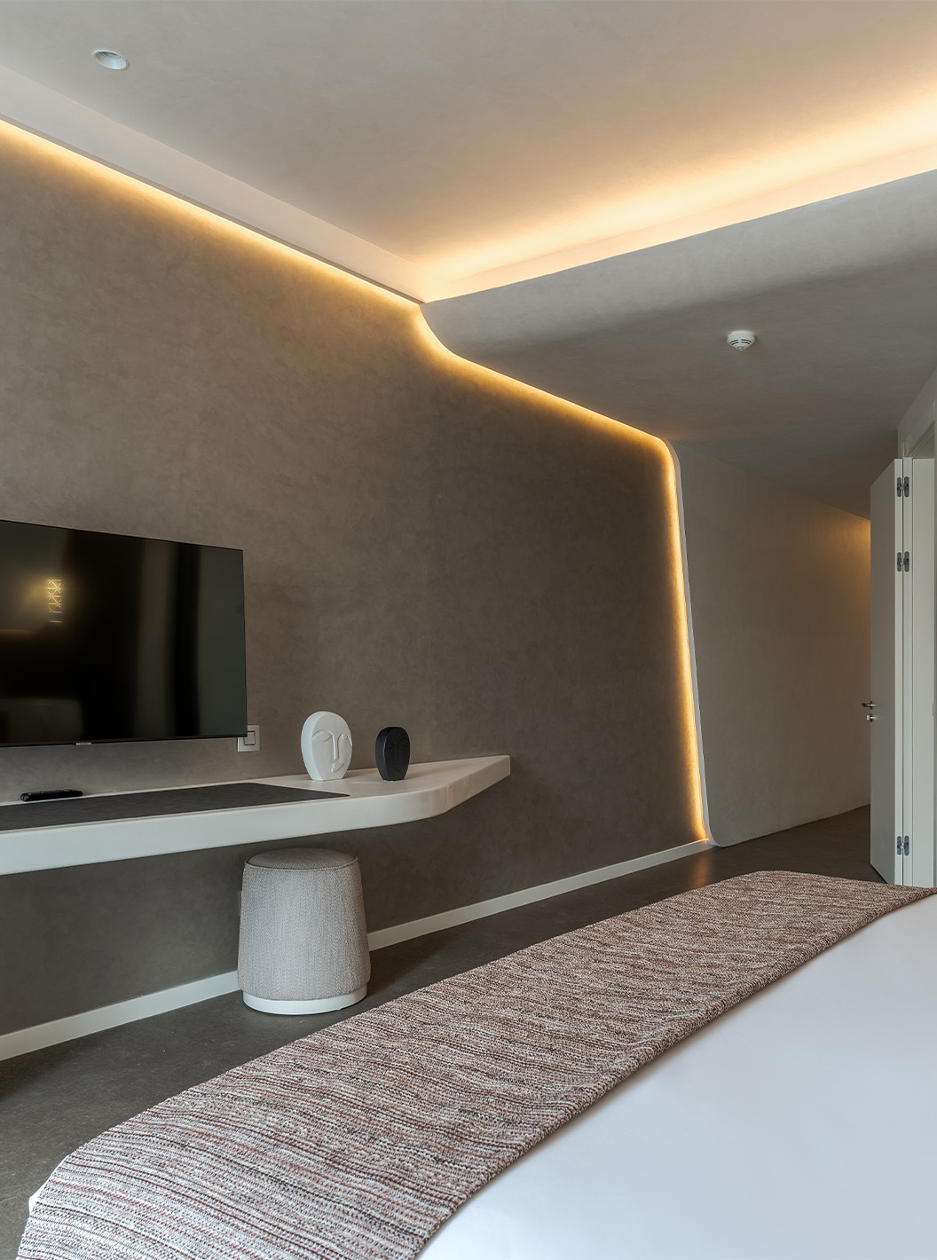 O CR7 Room do Pestana CR7 Marrakech tem uma televisão, uma secretária moderna e luzes que iluminam os cantos da parede