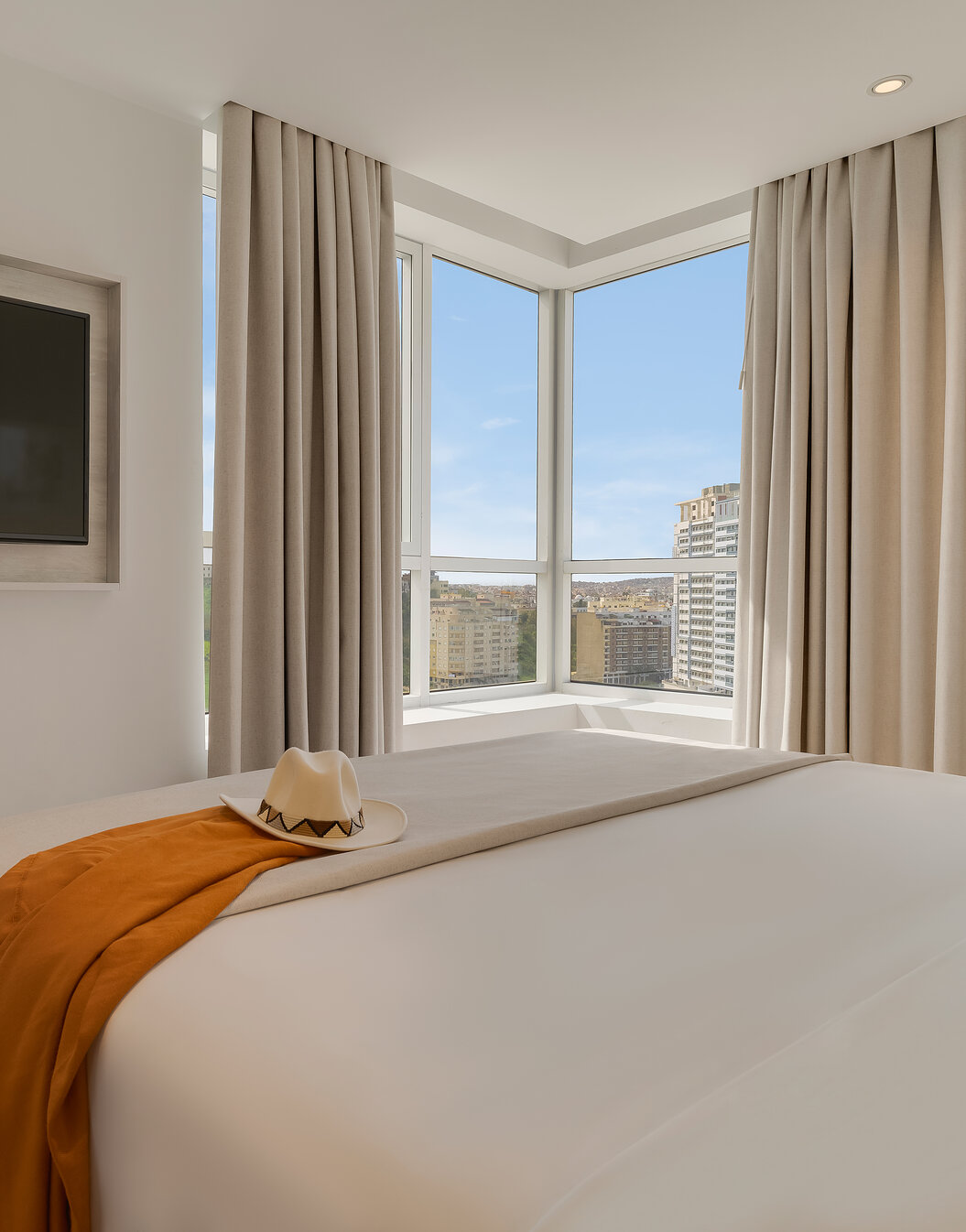 Vista de um quarto do Pestana Tanger City Center, Hotel em Tânger Perto da Praia, com uma cama de casal e televisão