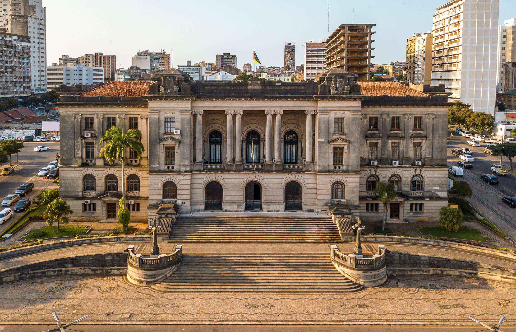 Vista de cima do edifício da Câmara de Maputo, com arquitetura neoclássica, envolvido por ruas movimentadas