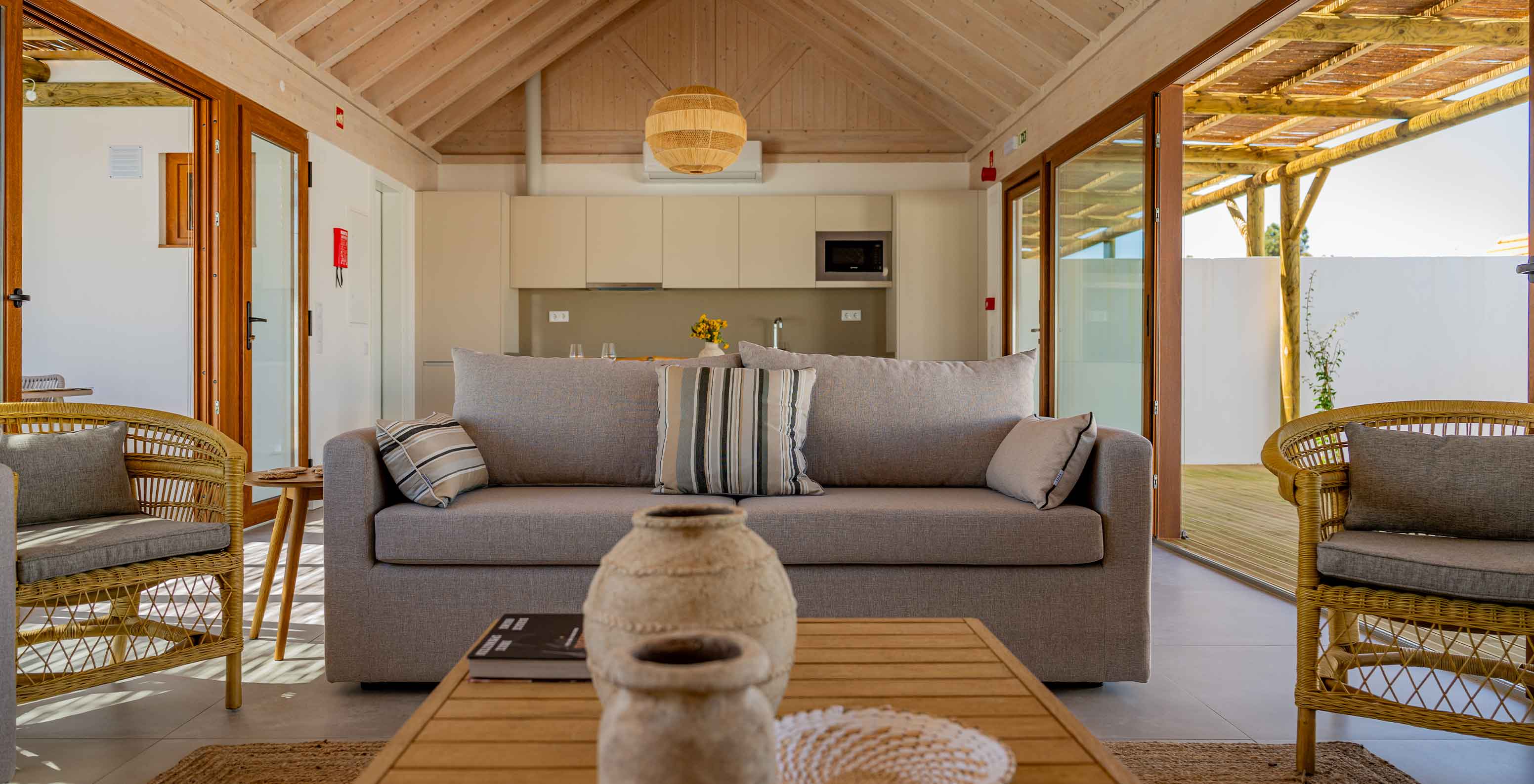 A Premium Green Villa do Pestana Comporta Village Residences tem uma sala de estar luminosa com um sofá e decoração