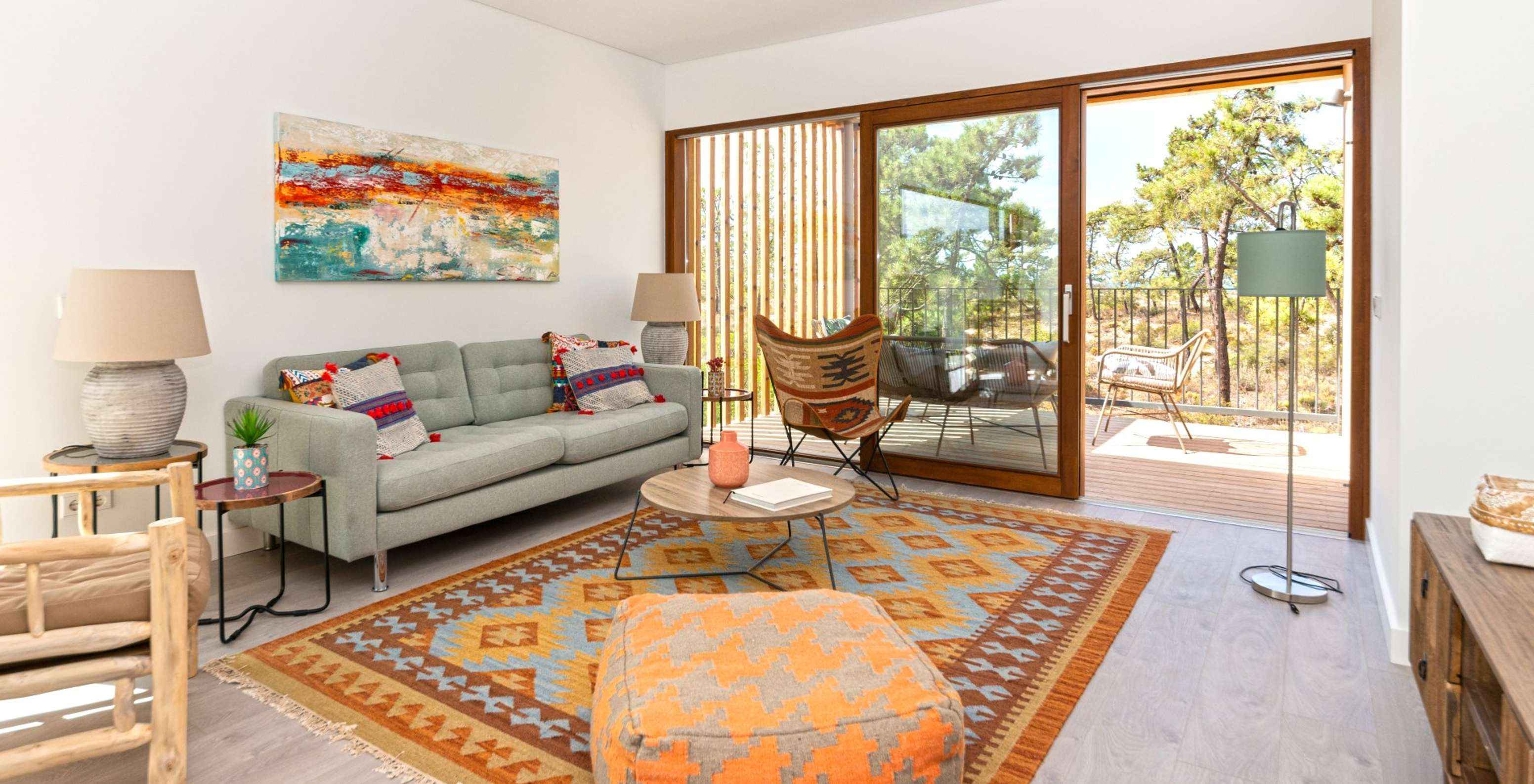 O Apartamento Eco Village 1º Andar Vistas do Pestana Tróia Eco Resort tem uma sala de estar com sofá e várias cadeiras