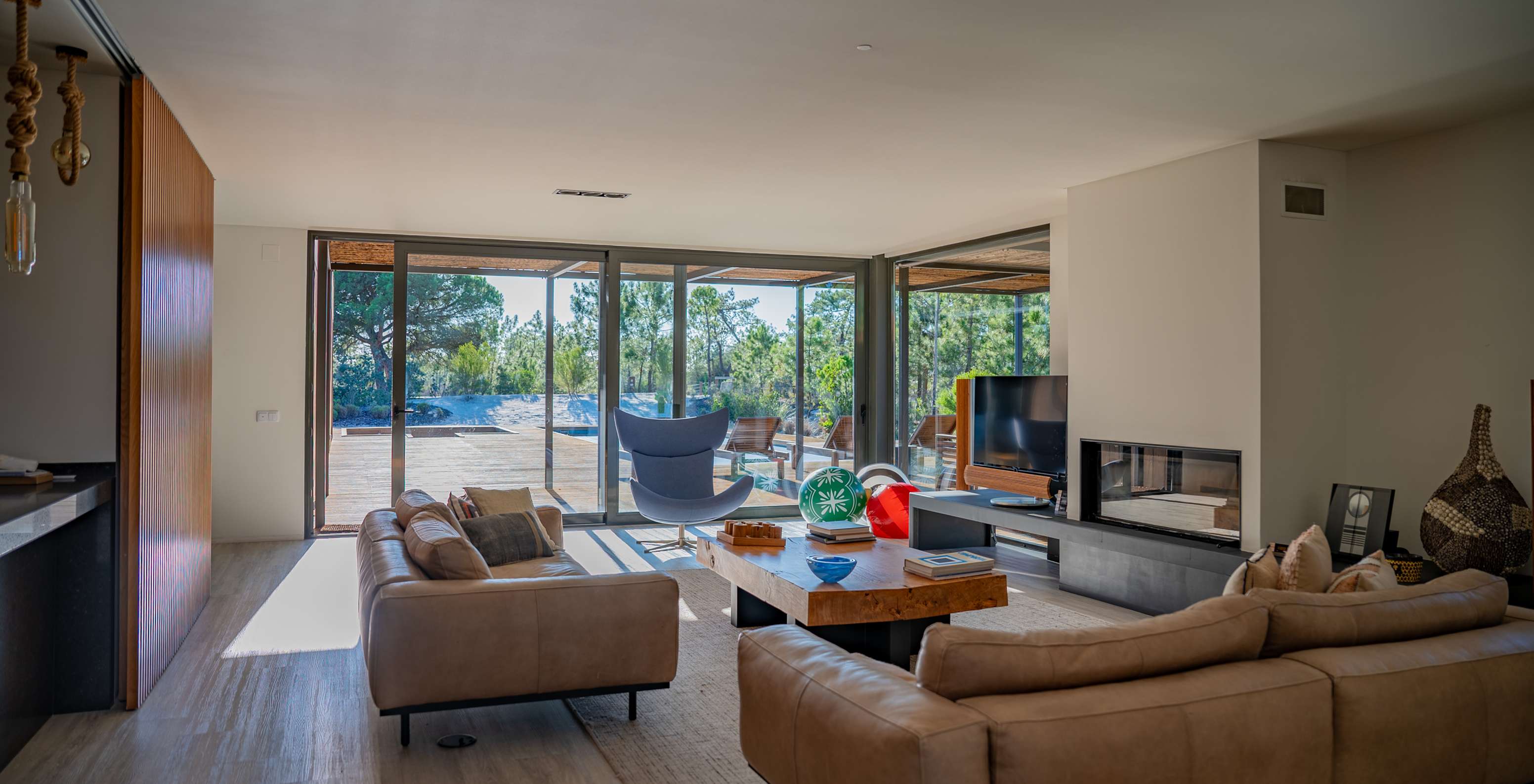 As Exclusive Villas com Piscina Privada do Pestana Tróia Eco Resort têm uma ampla sala de estar com dois sofás e uma mesa