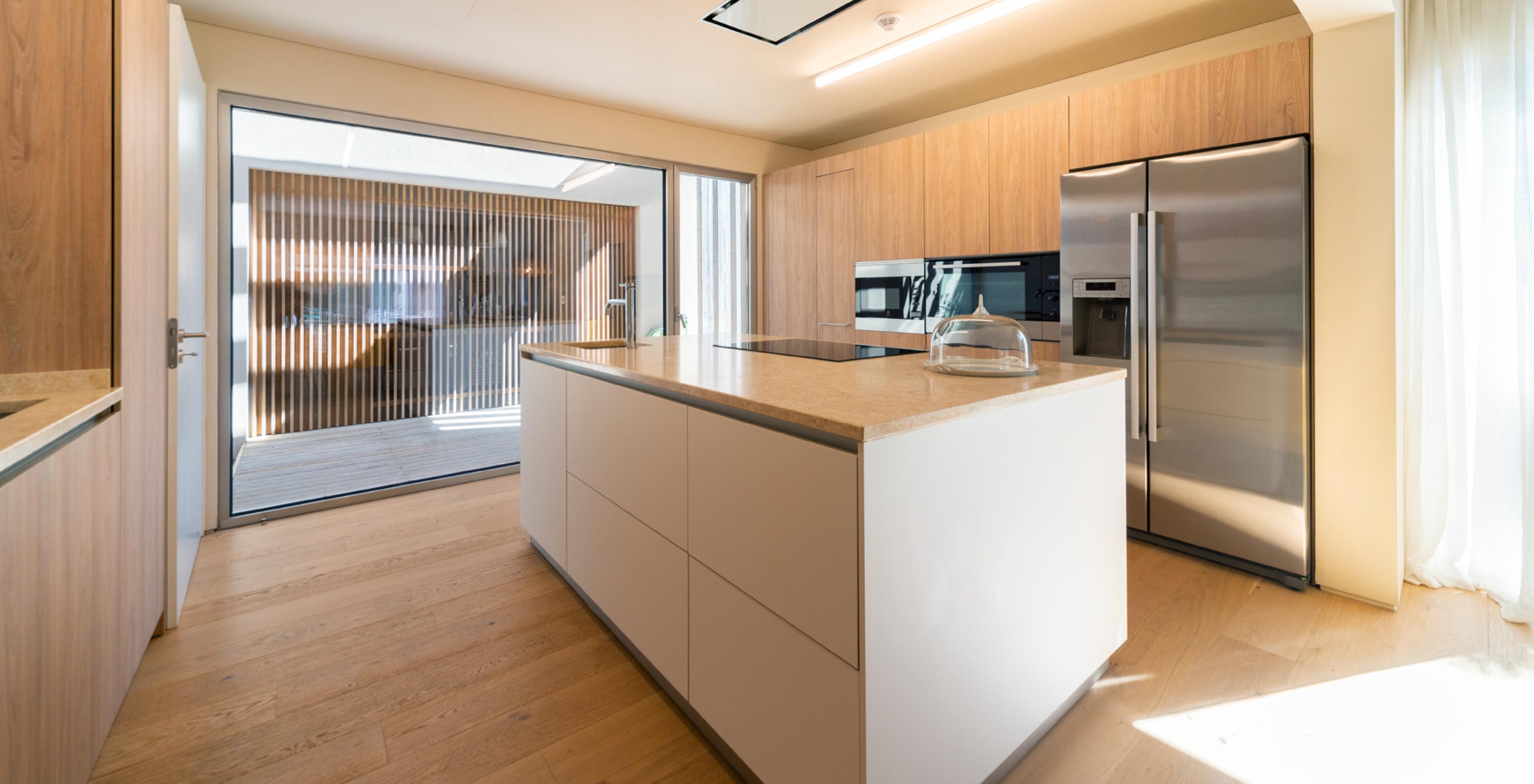 A Villa exclusiva com piscina do Pestana Tróia Eco Resort tem uma cozinha equipada, armários de madeira e ilha central