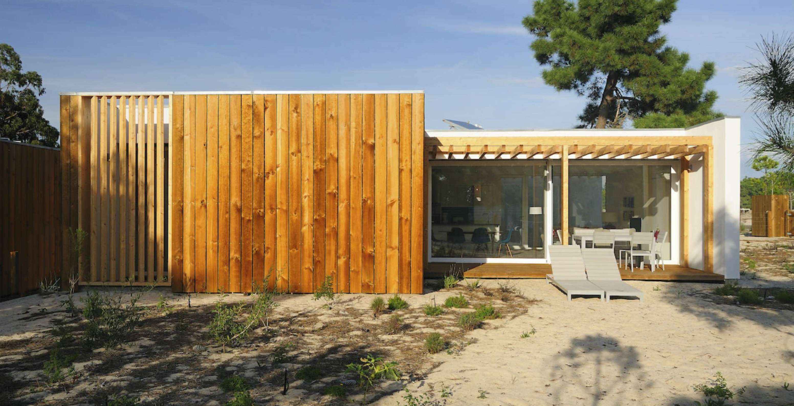 As Villas de 3 Quartos do Pestana Tróia Eco Resort têm uma parte exterior com duas espreguiçadeiras