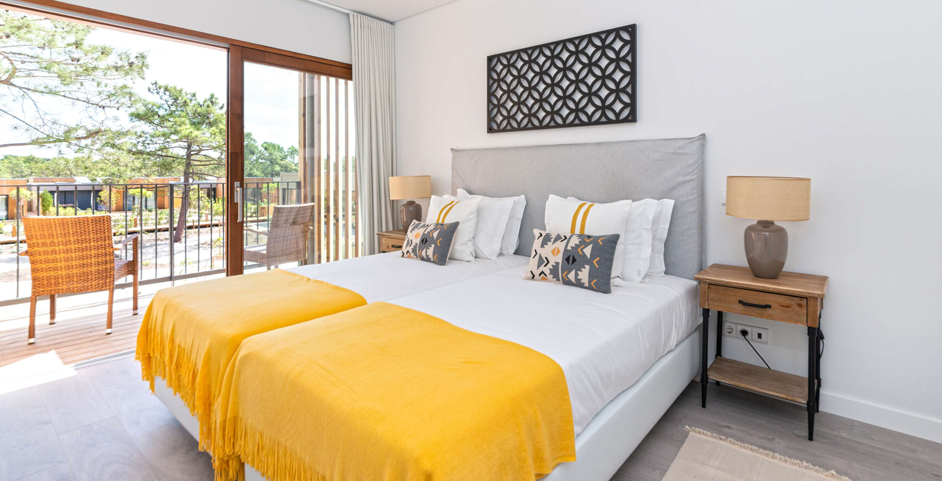 O Apartamento Eco Village 1º Andar do Pestana Tróia Eco Resort tem duas camas juntas e uma varanda com vista para a natureza