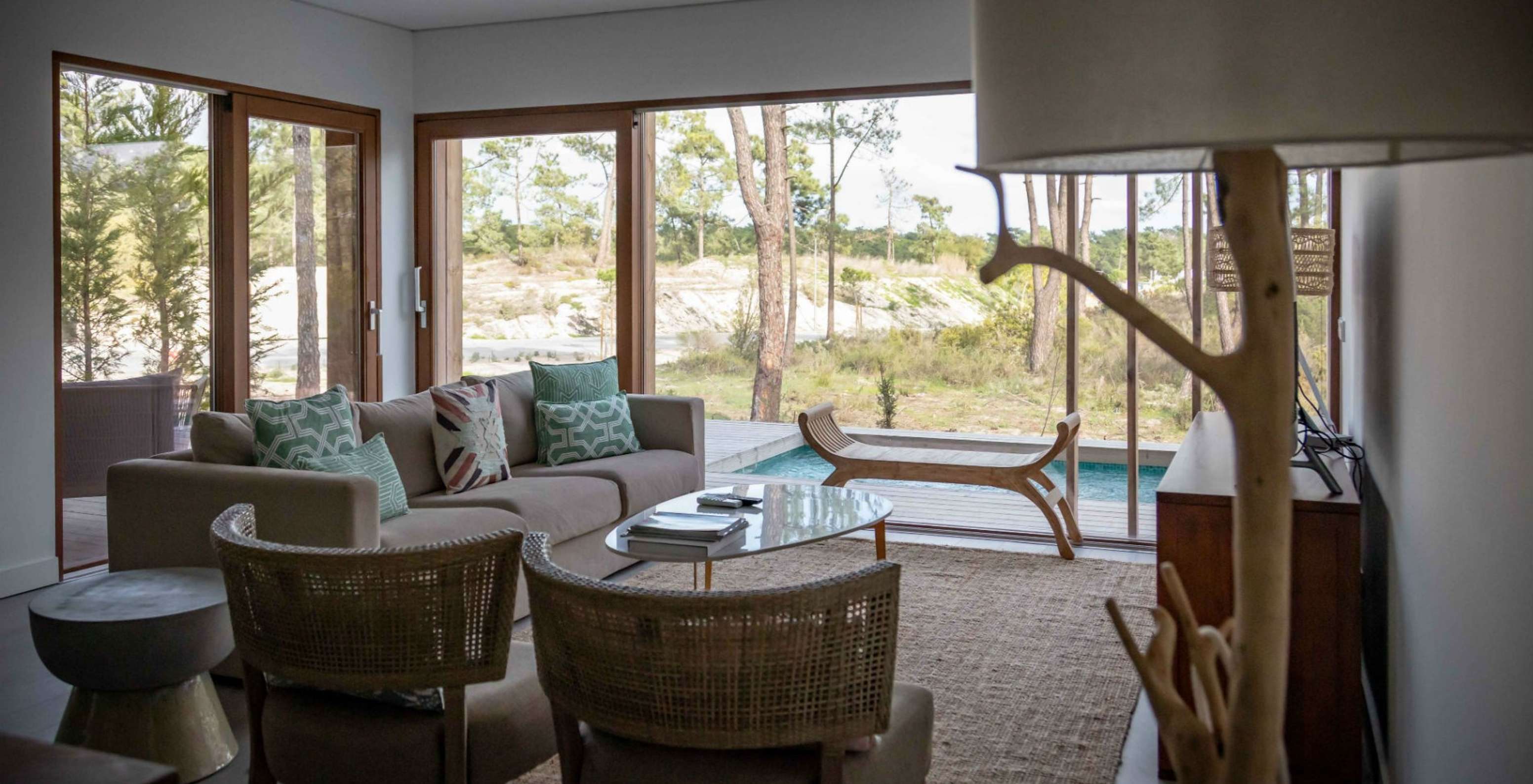 O Apartamento Eco Village Rés do Chão Vistas do Pestana Tróia Eco Resort tem uma sala com sofá e vista para a piscina privada