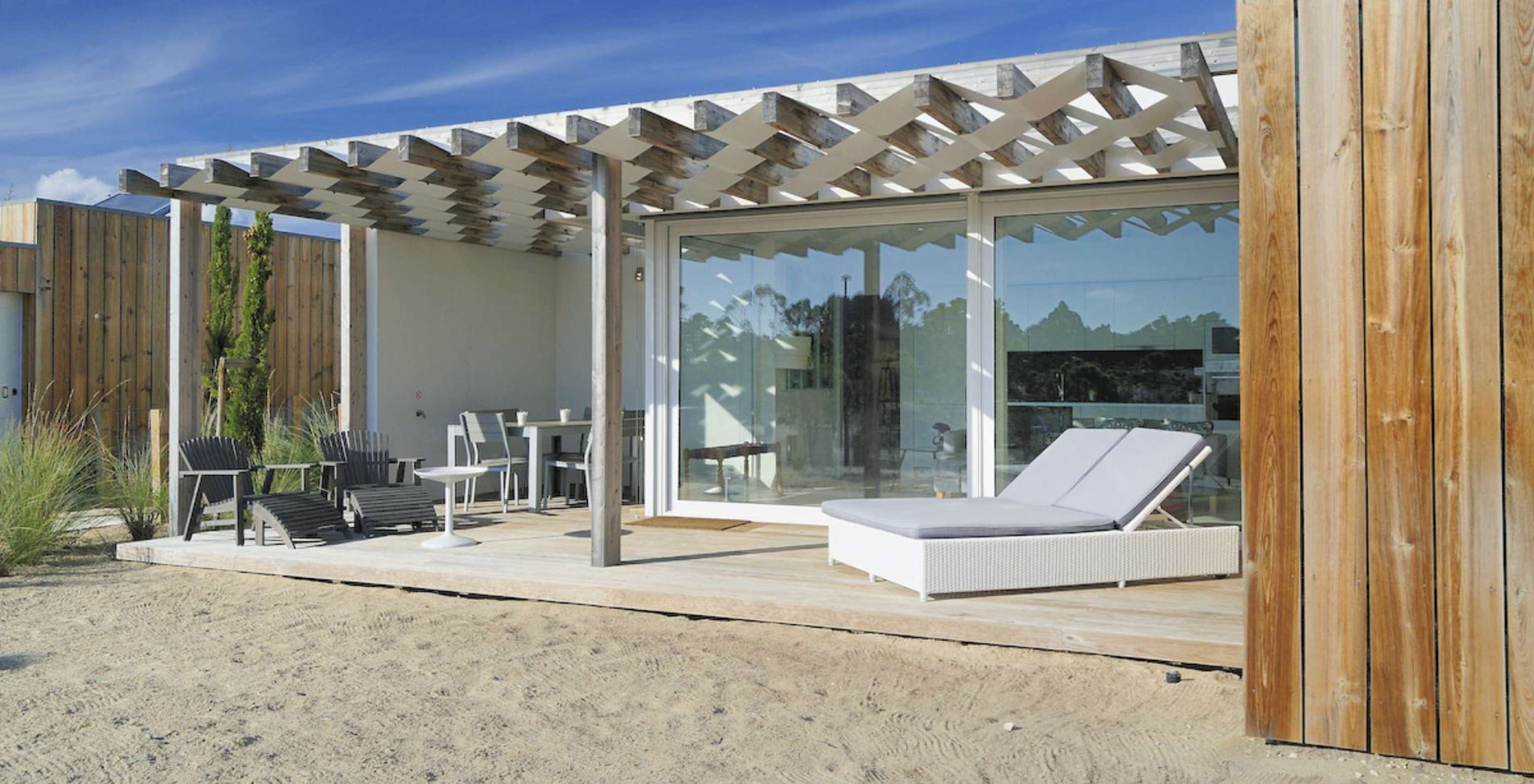 A Green Villa T3 do Pestana Tróia Eco Resort tem um terraço com espreguiçadeiras, mesa e cadeiras