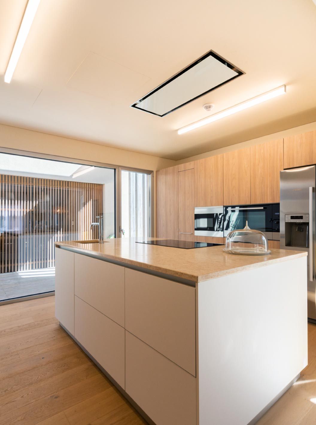 A Villa exclusiva com piscina do Pestana Tróia Eco Resort tem uma cozinha equipada, armários de madeira e ilha central