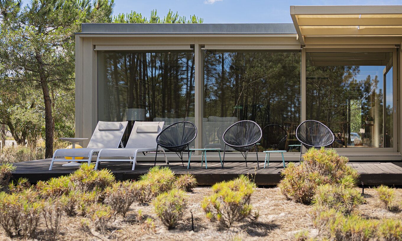 A Townhouse do Pestana Tróia Eco Resort tem um terraço com espreguiçadeiras e três cadeiras