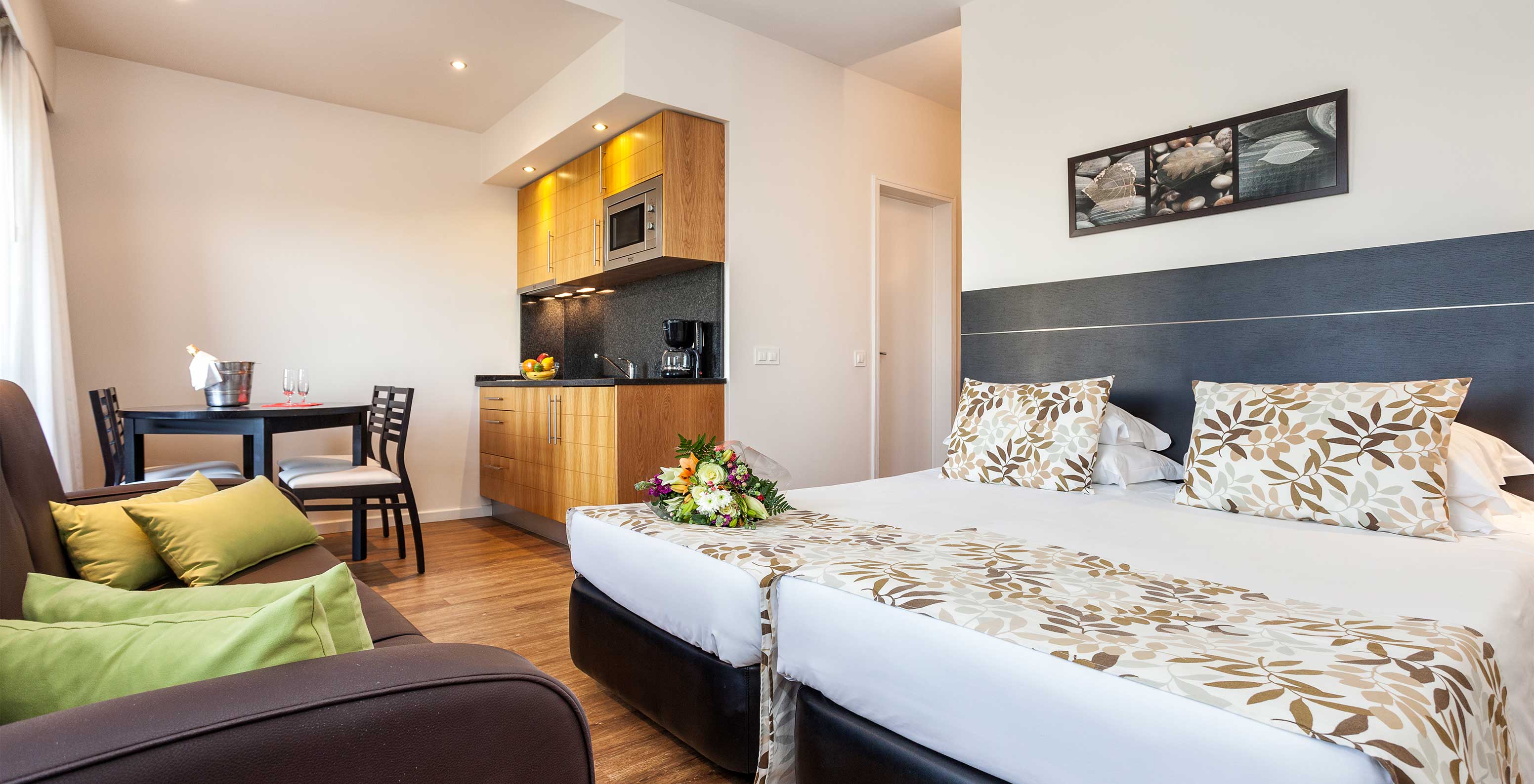 O Estúdio Vista Jardim do Pestana Alvor Atlântico é um apartamento com cama, sofá, mesa e ainda uma kitchenette