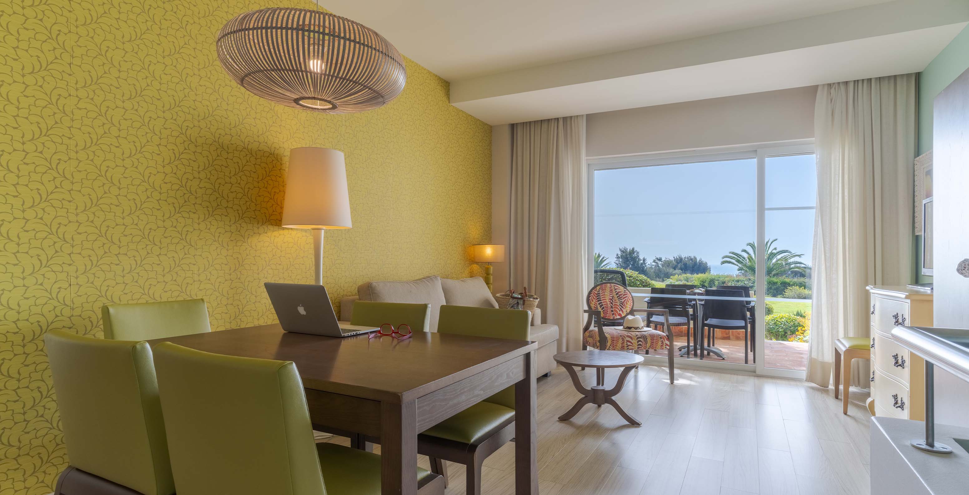 A Suite T1 Duplex Vista Mar do Pestana Alvor Praia tem sala com mesa de jantar e cadeiras, sofá, mesa de centro e varanda 