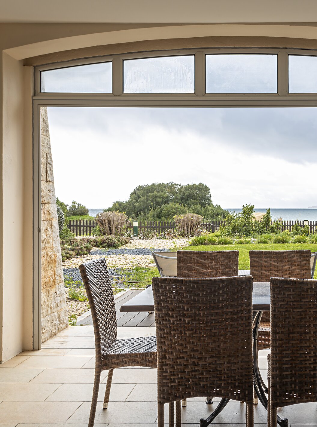 A Cliff Family do Pestana Alvor Praia tem um alpendre com uma mesa e cadeiras, e um jardim com vista para a praia
