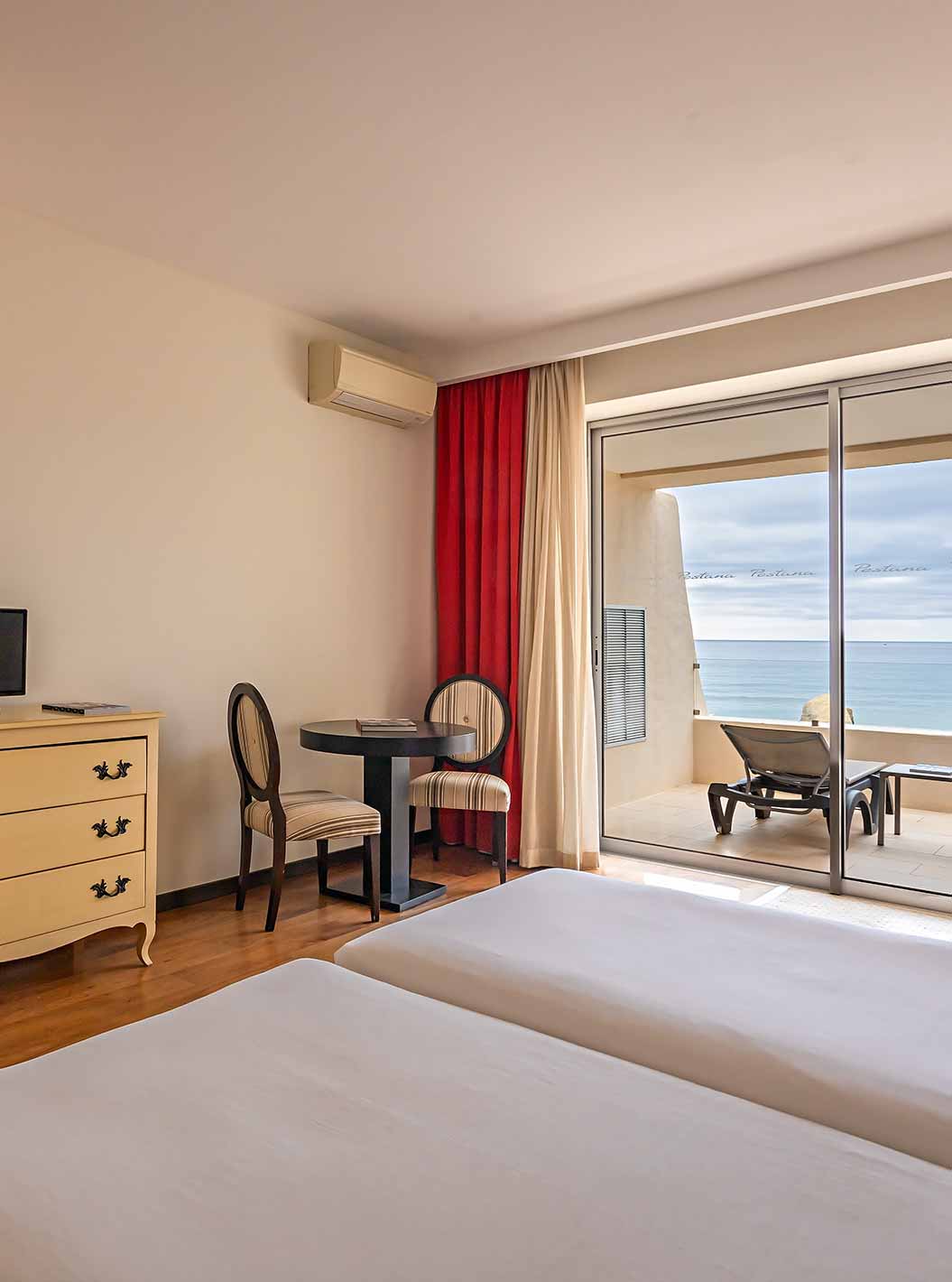 A Cliff Studio do Pestana Alvor Praia tem um quarto de casal com uma cómoda, uma televisão e uma varanda com vista para o mar