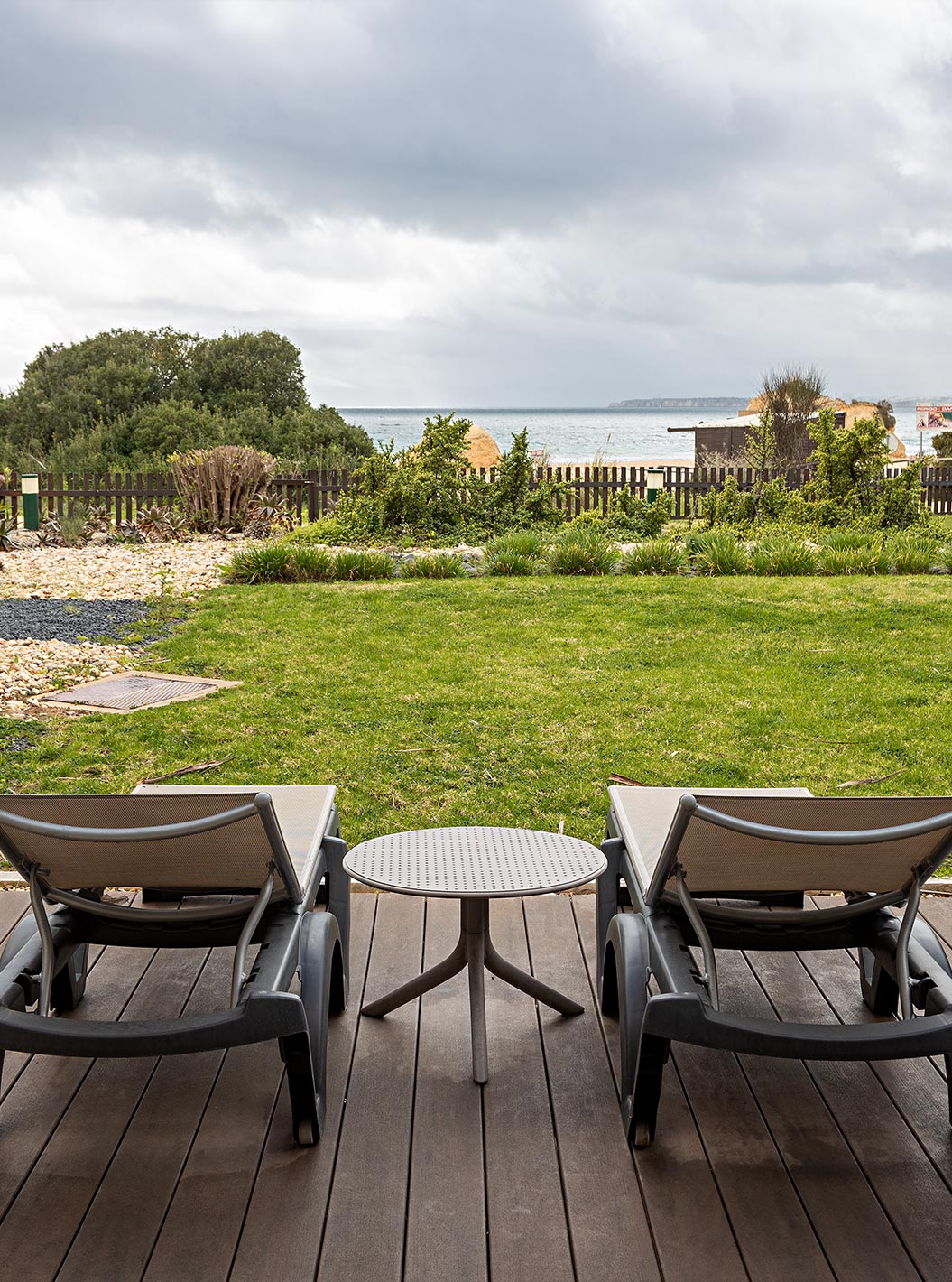 A Cliff Suite T2 do Pestana Alvor Praia tem uma jardim com relva e vegetação, duas espreguiçadeiras e vista para a praia