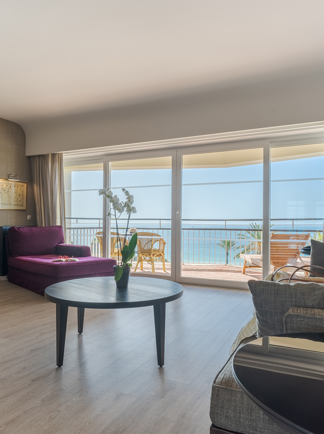 A Suite Luxo Vista Mar do Pestana Alvor Praia tem uma sala com sofá, poltrona, mesa, televisão e varanda com vista mar